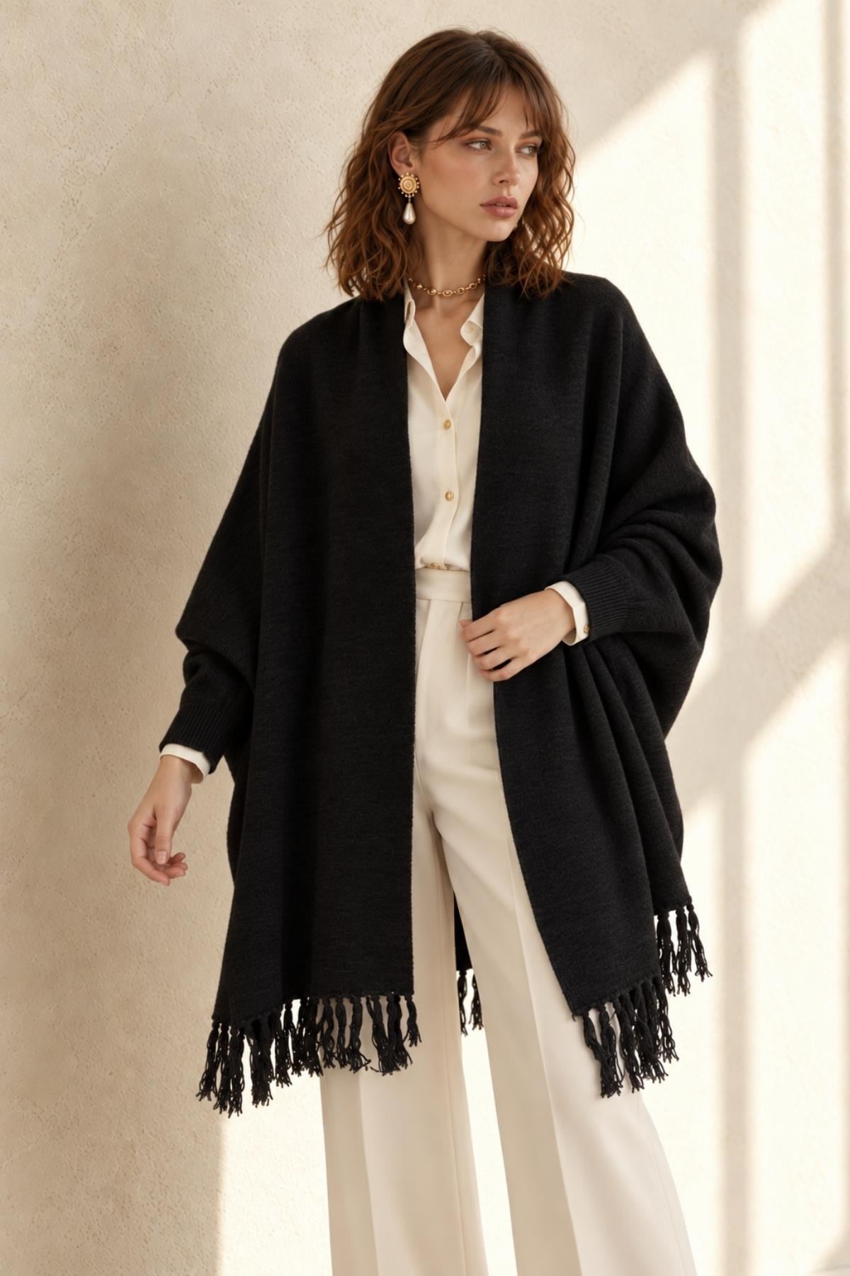 Almira Kadın Püsküllü Oversize Triko Panço Siyah