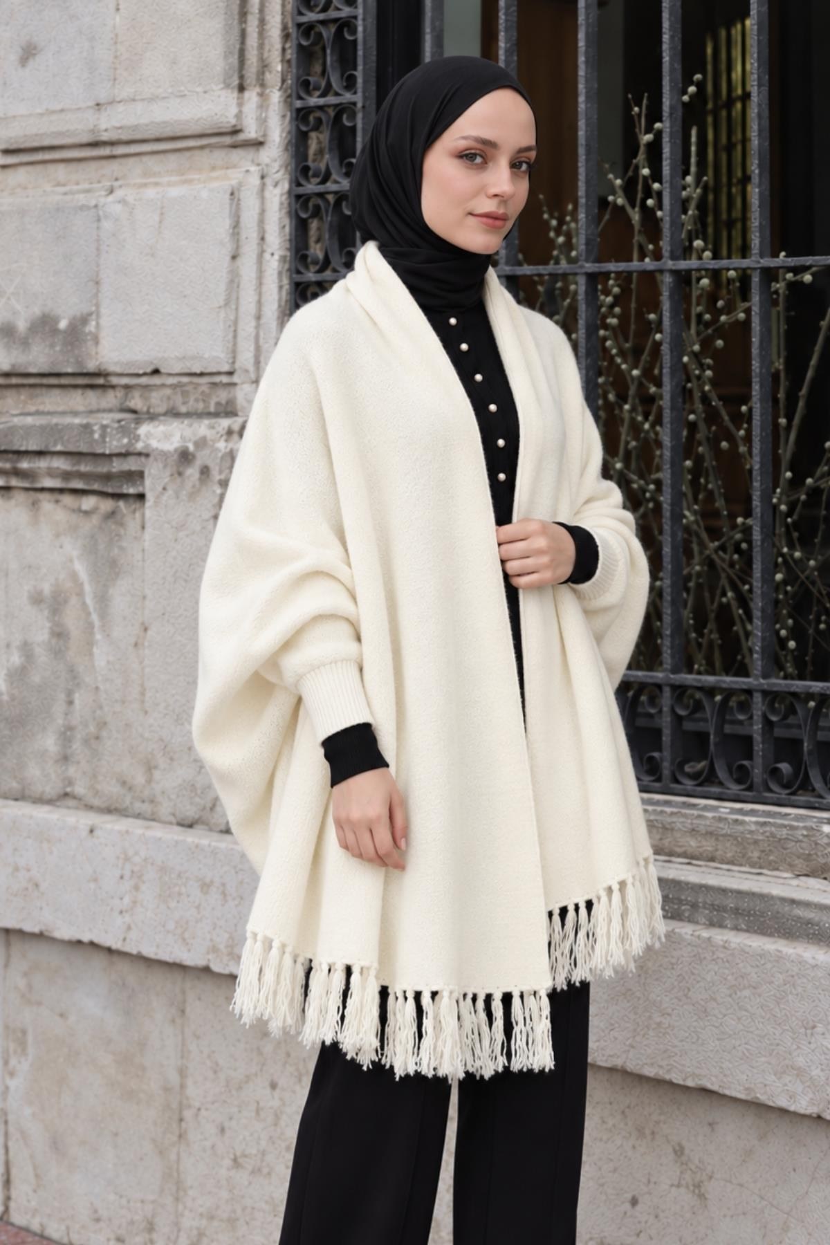 Almira Kadın Püsküllü Oversize Triko Panço Ekru