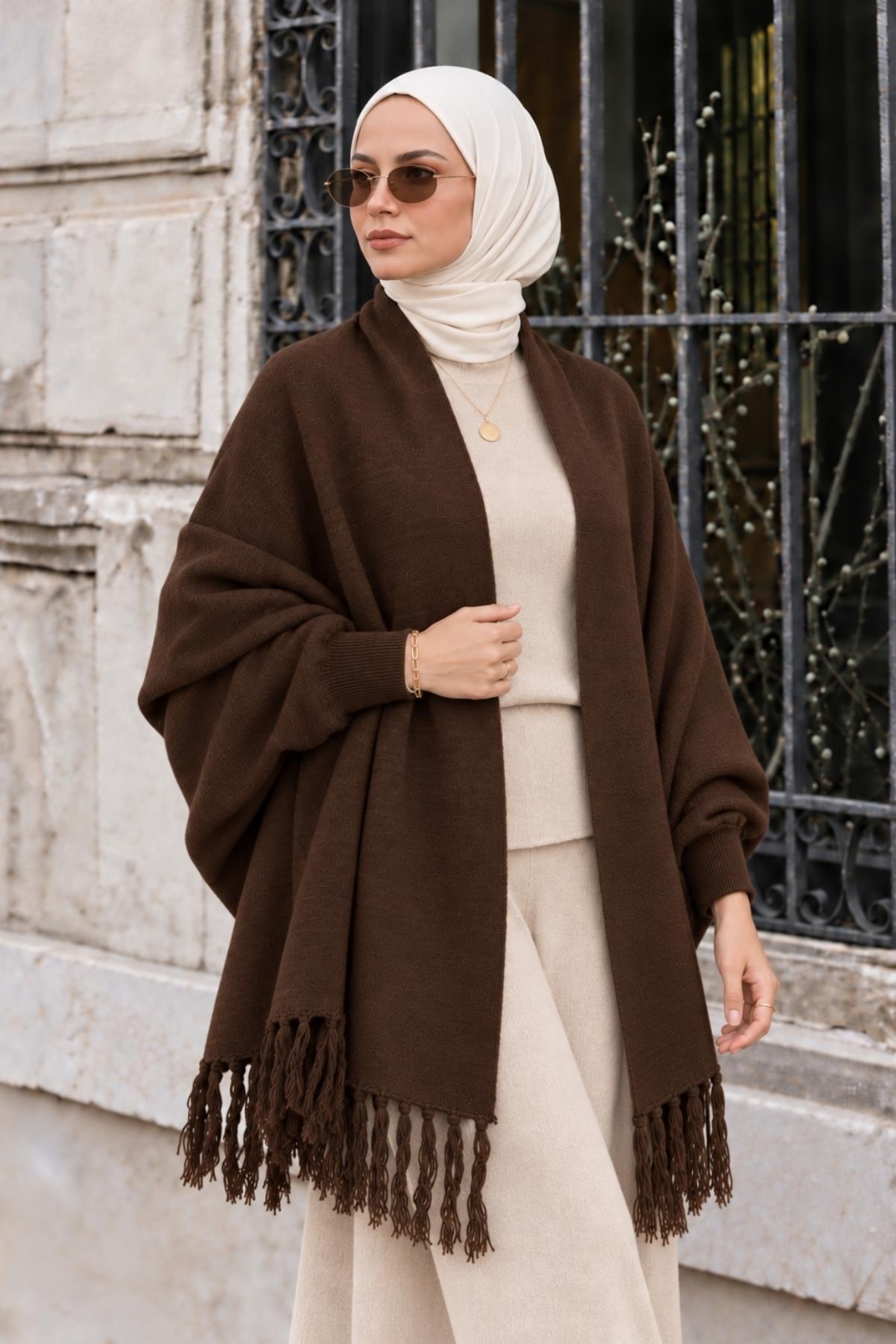 Almira Kadın Püsküllü Oversize Triko Panço Acı Kahve