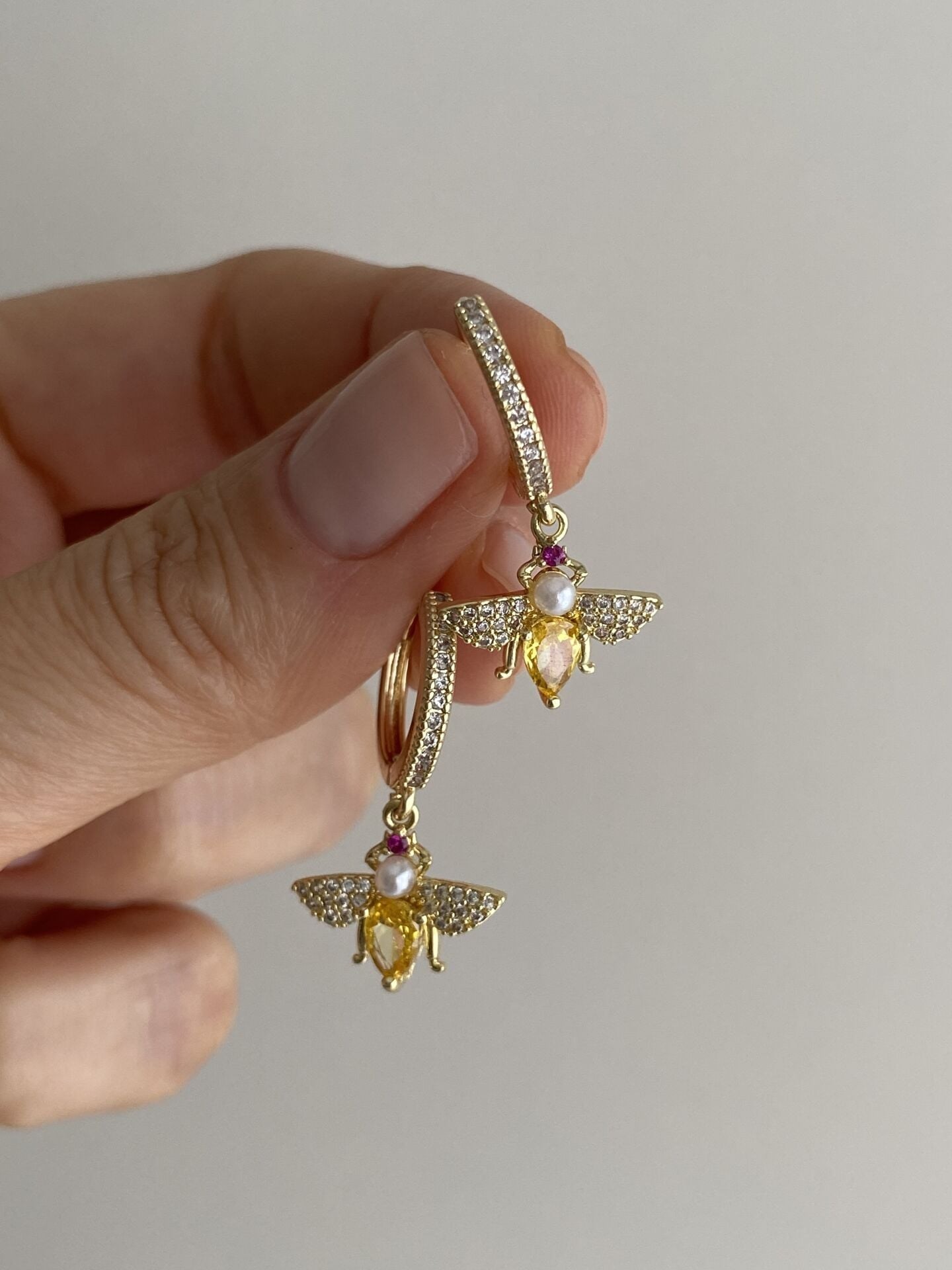 Sallantılı  Kraliçe Arı Halka Küpe