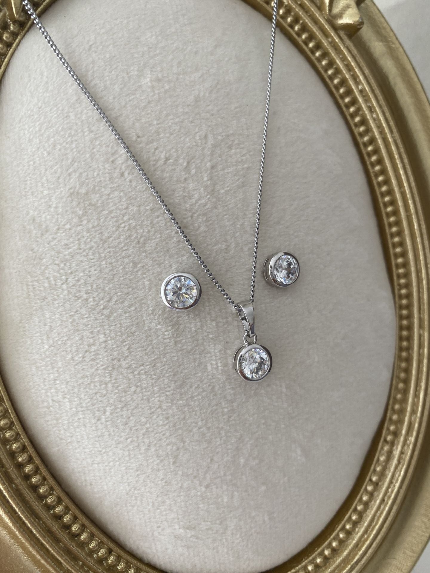 Özel Seri Minimal Çerçeveli Yuvarlak Tektaş Set