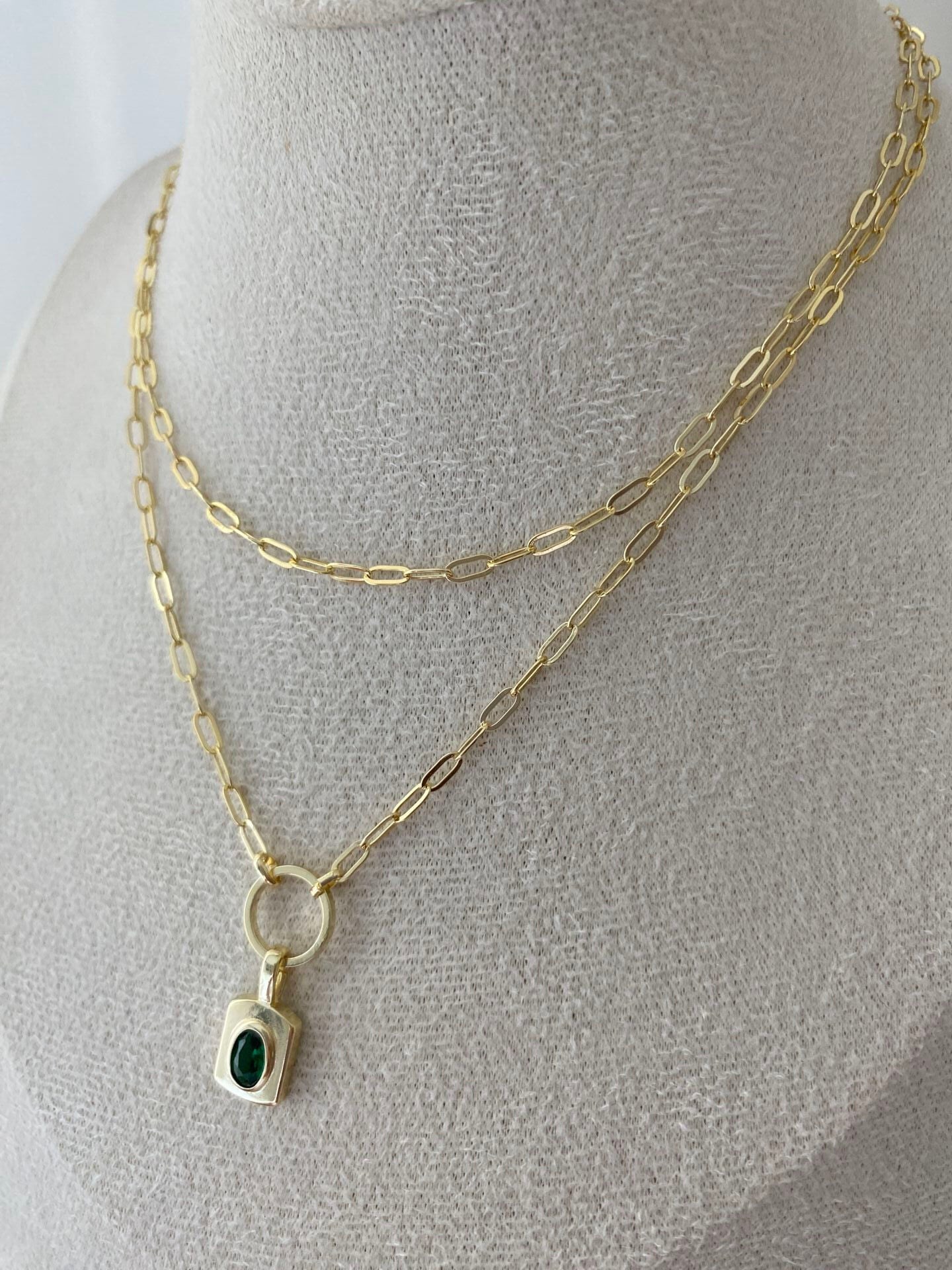Yeşil Taşlı Plaka Charmlı Dolamalı Ataç Zincir Choker Kolye