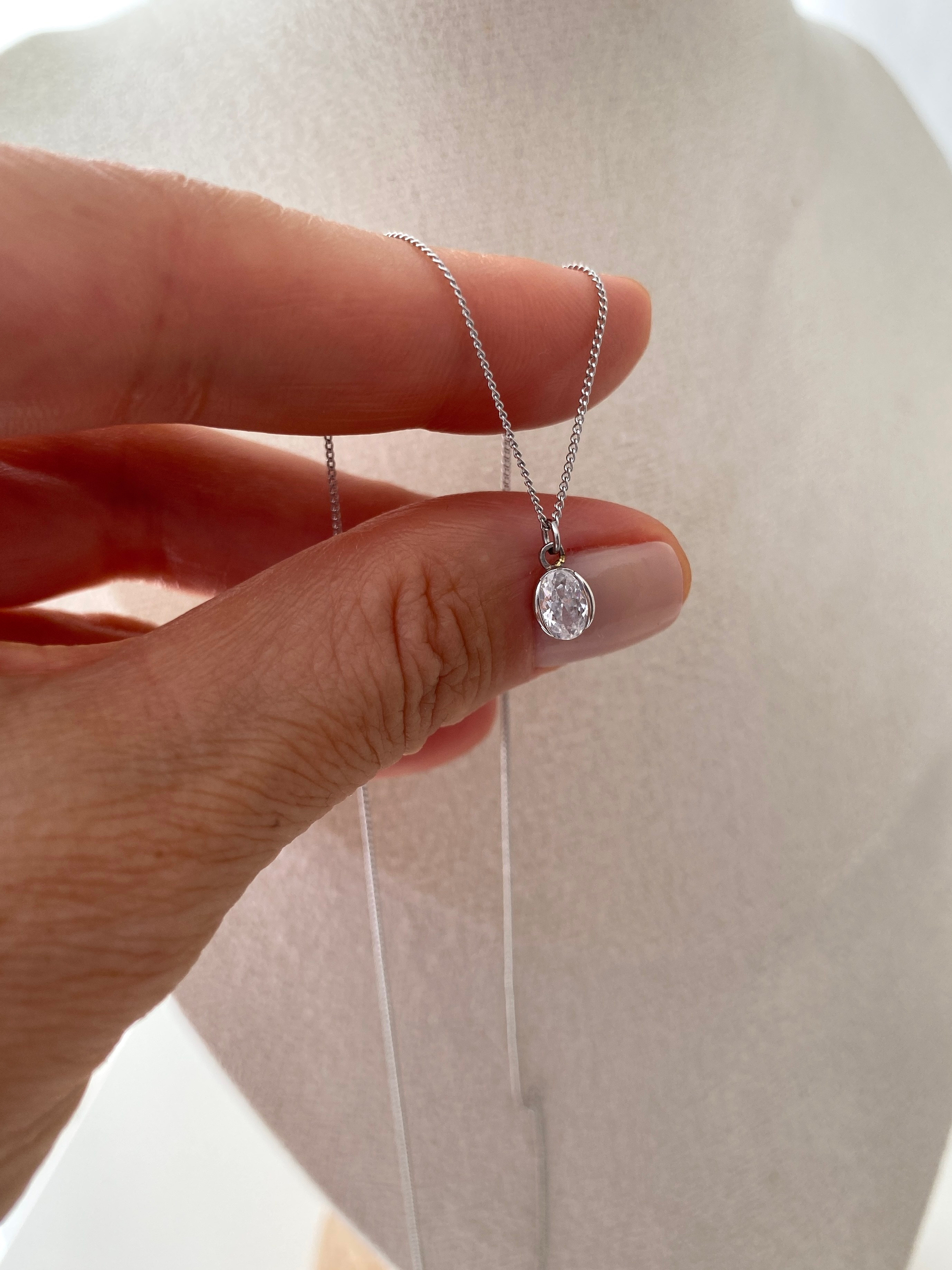 Özel Seri Minimal Çerçeveli Oval Tektaş Kolye