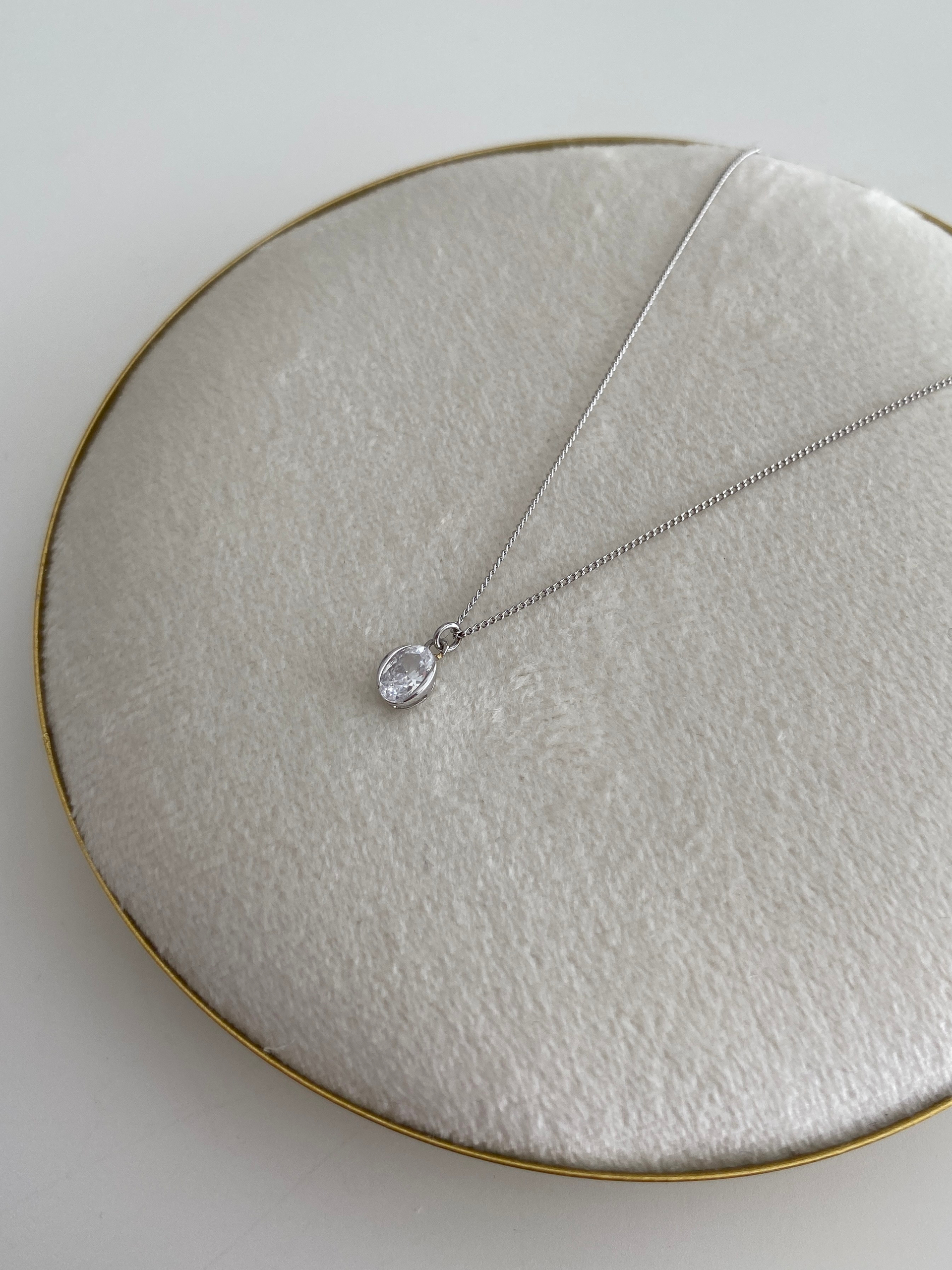 Özel Seri Minimal Çerçeveli Oval Tektaş Kolye
