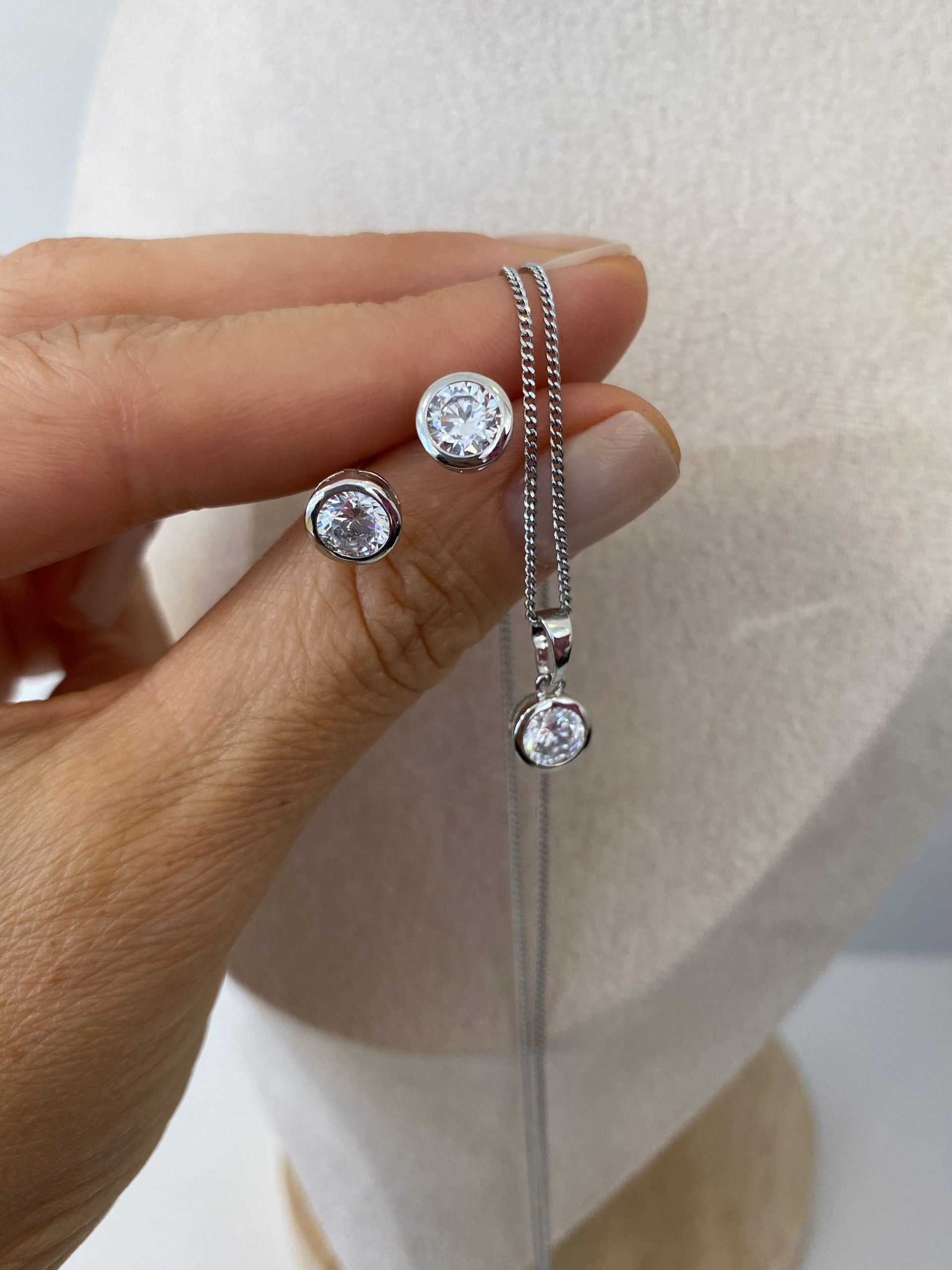 Özel Seri Minimal Çerçeveli Yuvarlak Tektaş Set