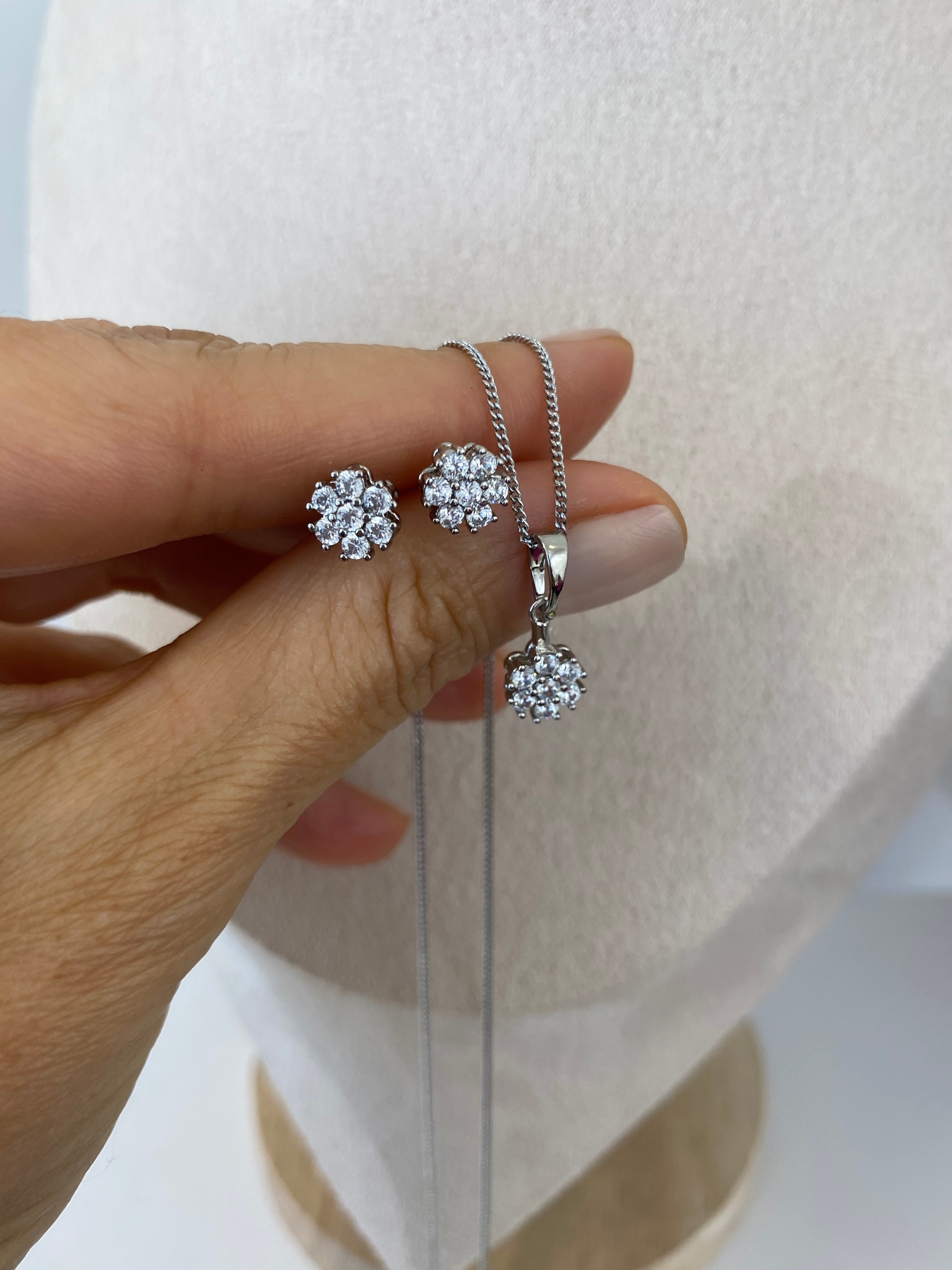 Özel Seri Minimal Çiçek Model Taşlı Set