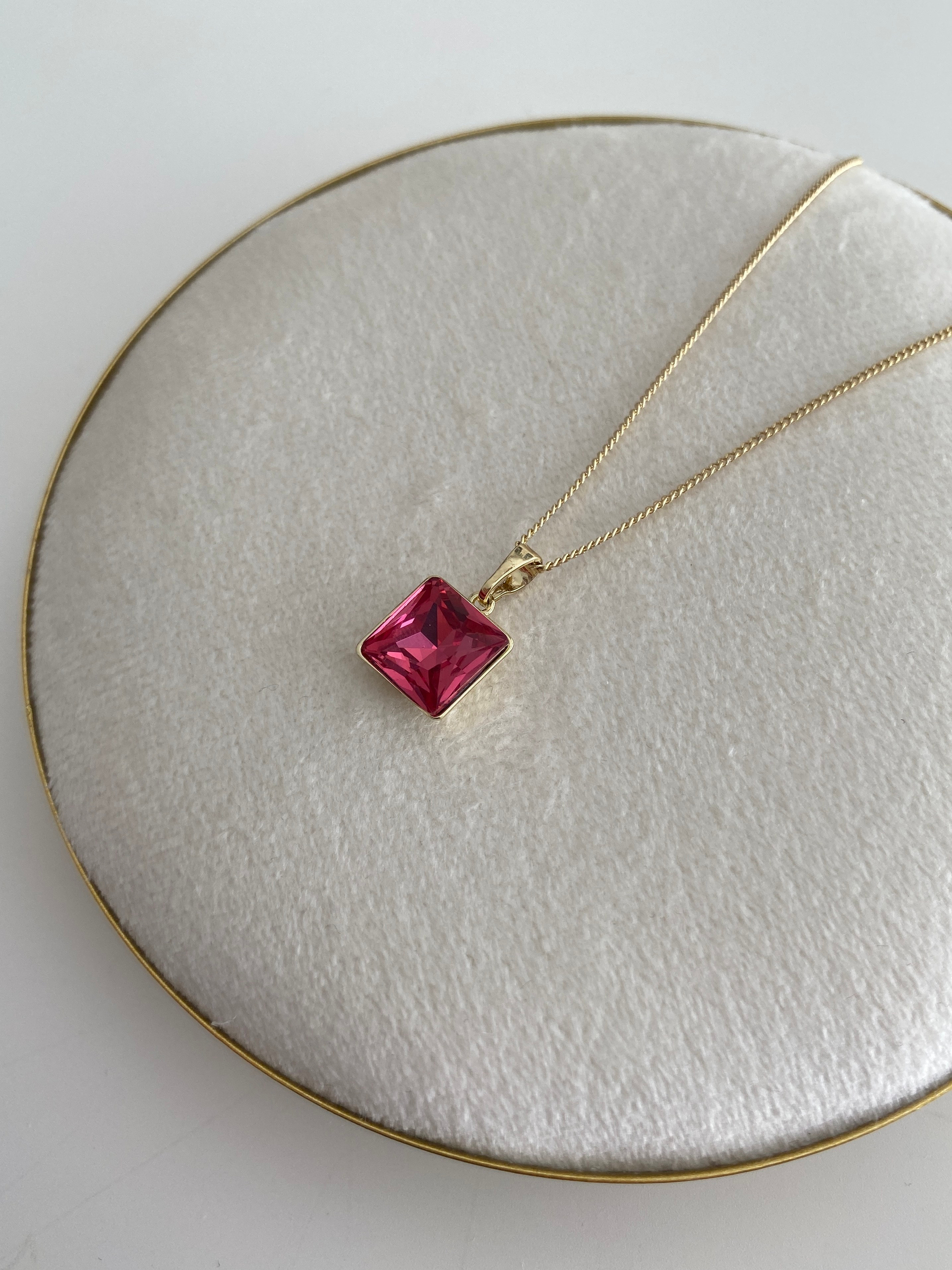 Özel Seri Minimal Fuşya Swarovski Taşlı Kolye