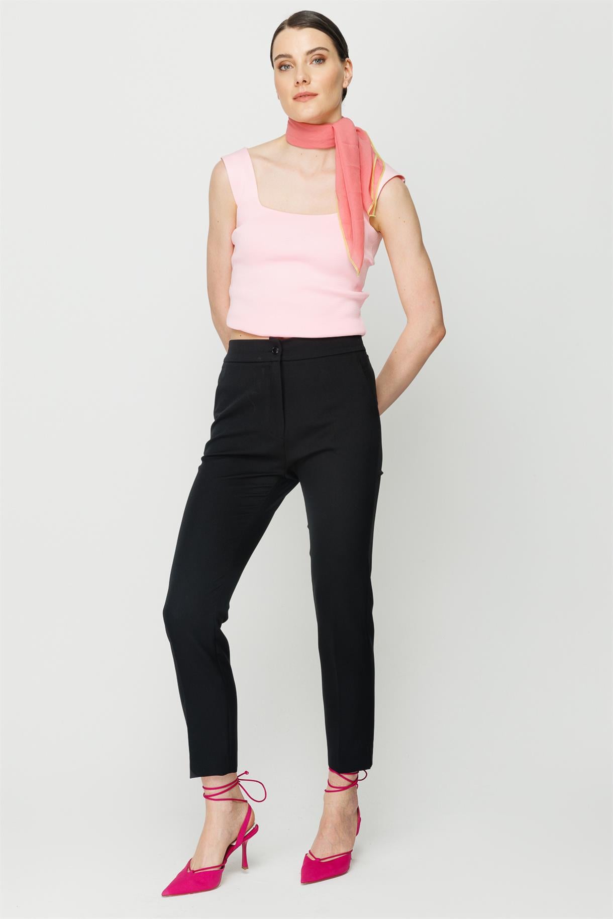 Arkası Lastikli Fit Kesim Pantolon - SİYAH