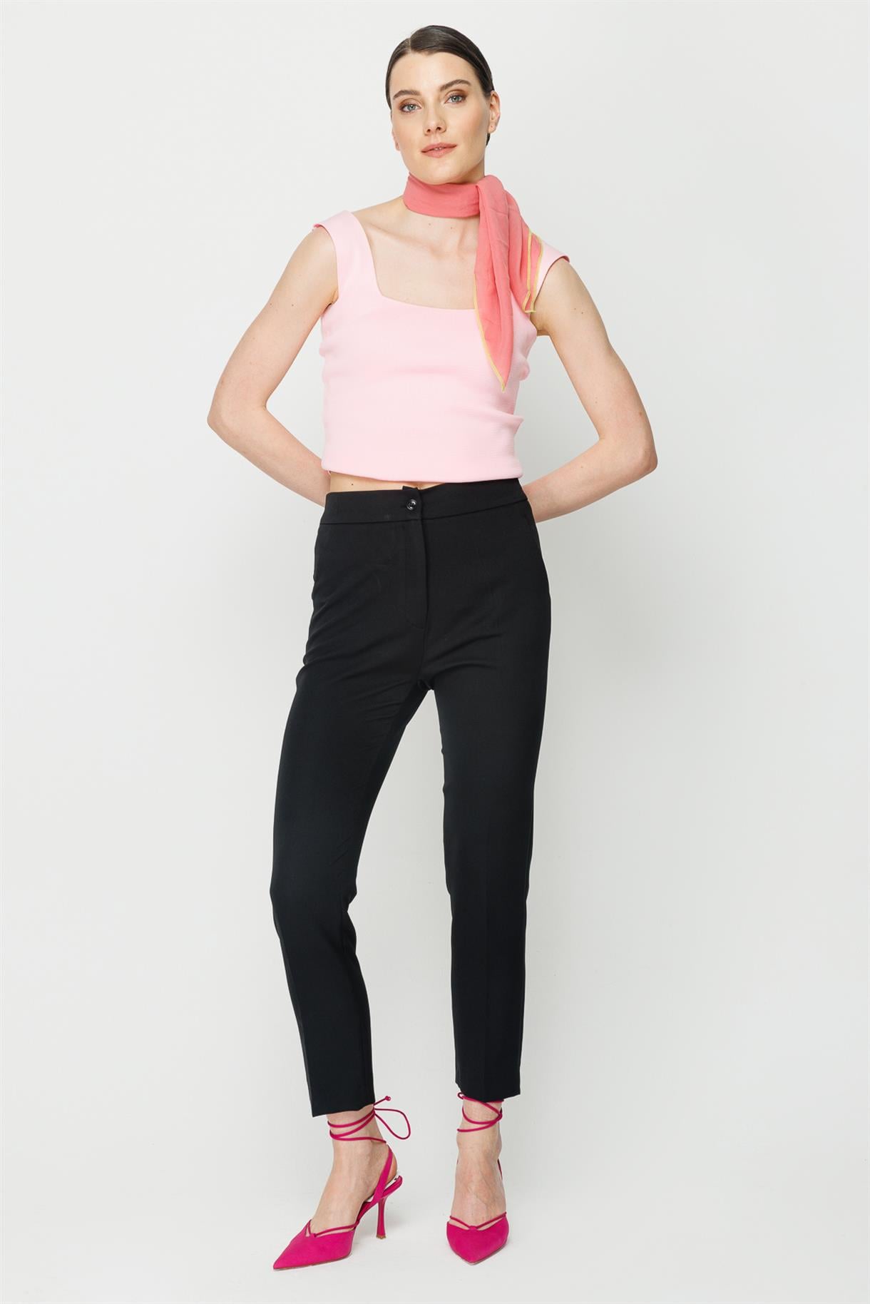 Arkası Lastikli Fit Kesim Pantolon - SİYAH