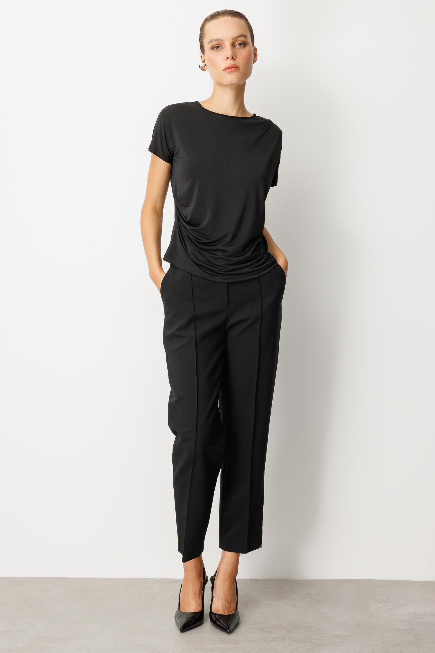 Beli Drape Detaylı Bluz-SİYAH