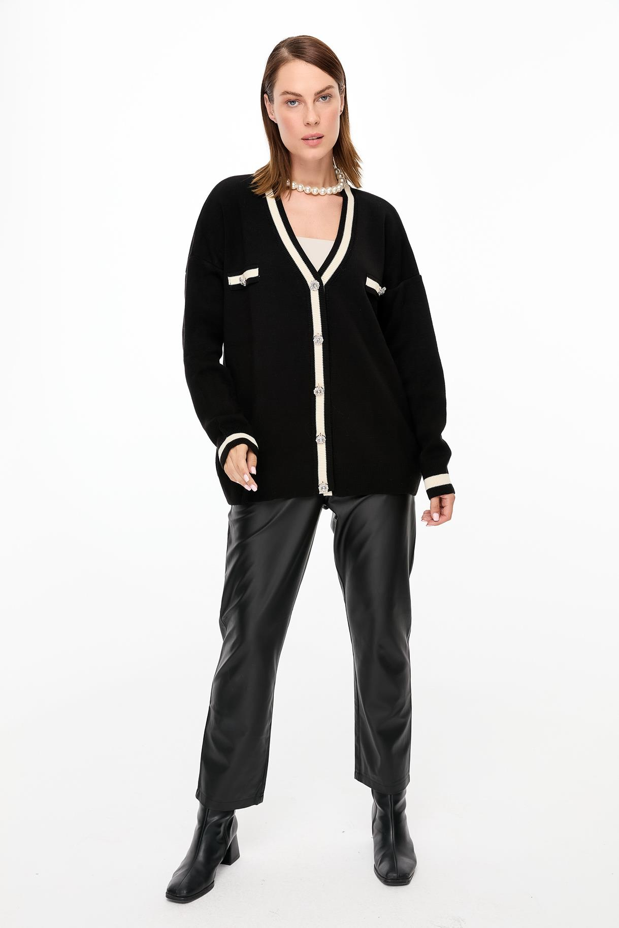 Biyeli Taşlı Düğmeli Triko Hırka - SİYAH