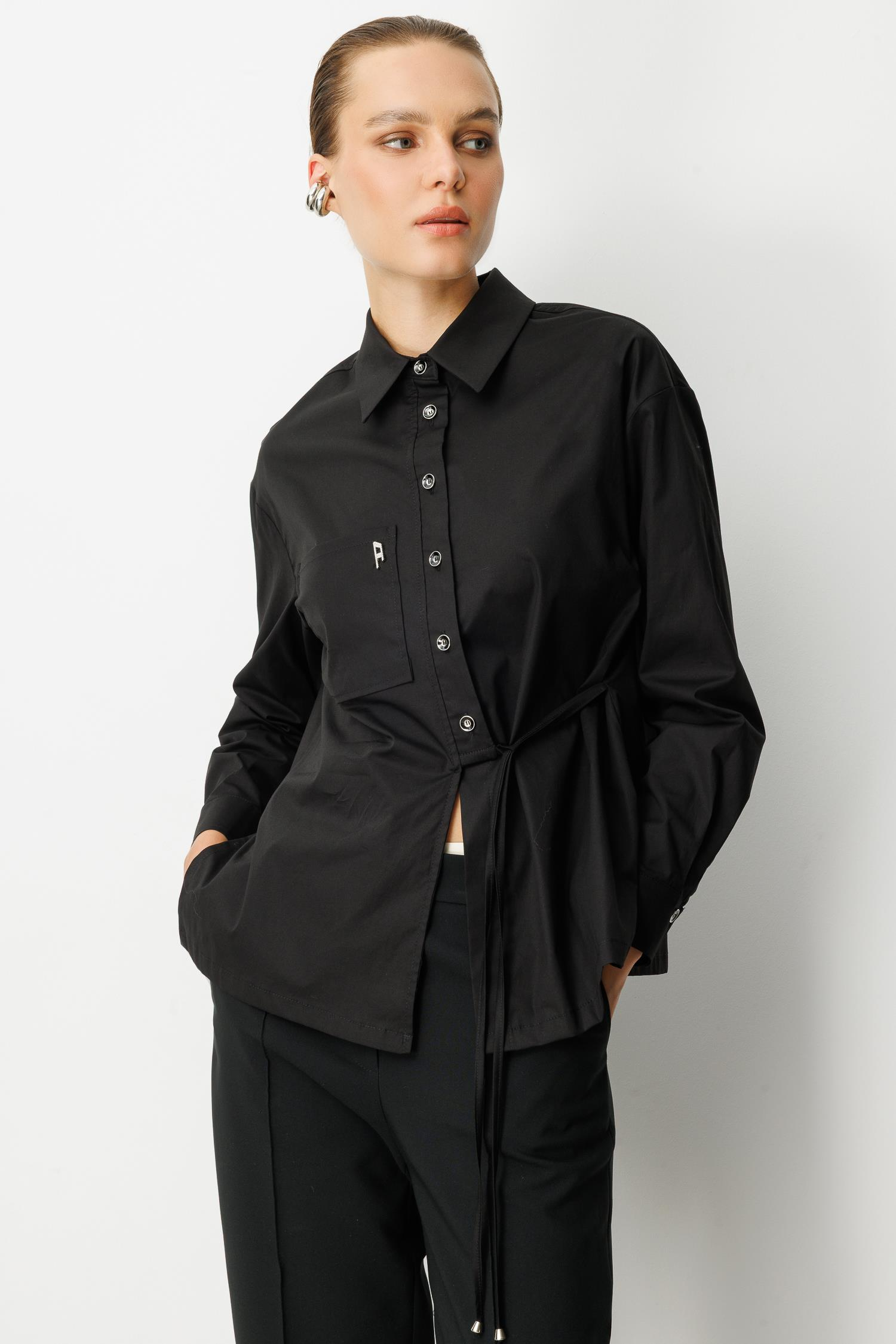 Broşlu Bağlama Detay Gömlek-SİYAH