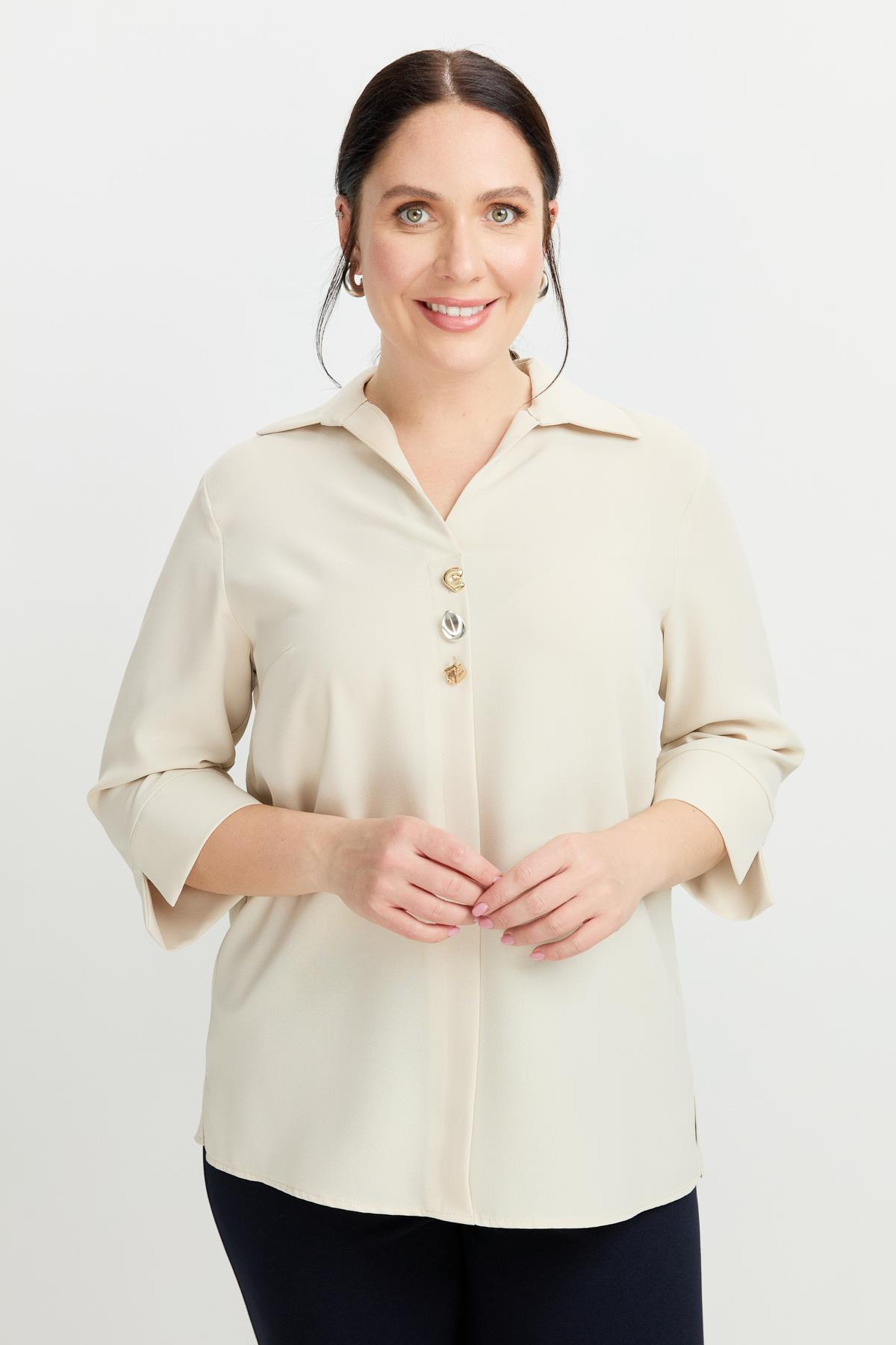 Büyük Beden Broş Detaylı Gömlek-KUM