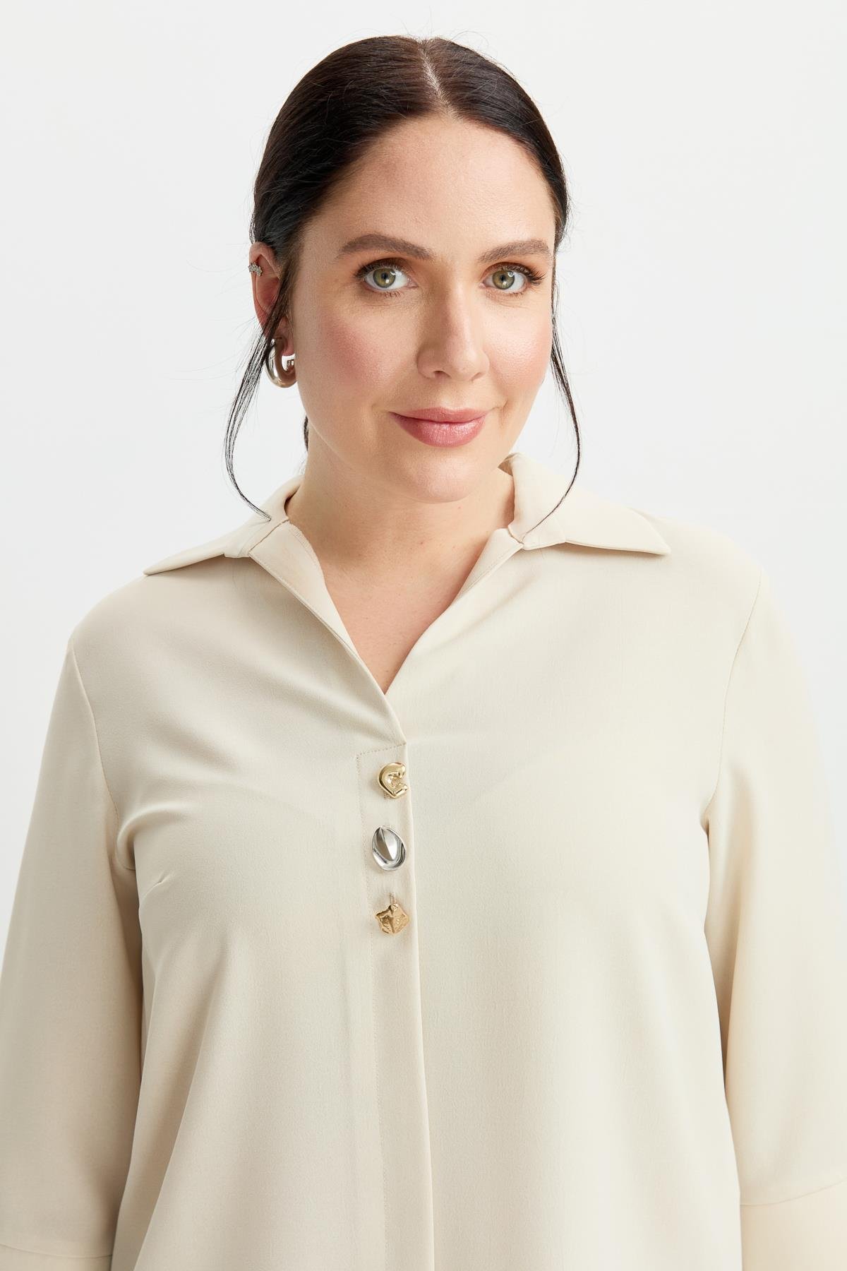 Büyük Beden Broş Detaylı Gömlek-KUM