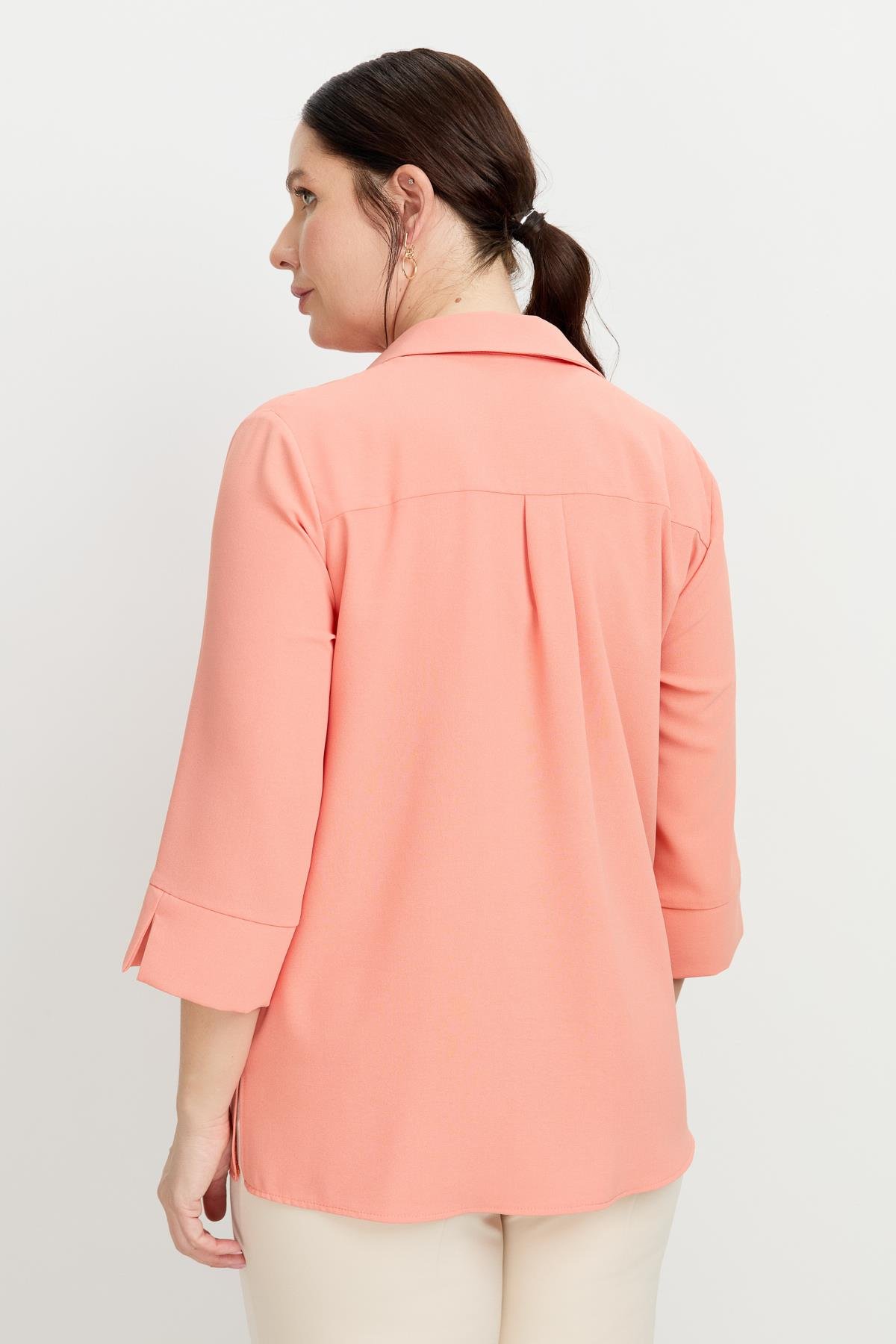 Büyük Beden Broş Detaylı Gömlek-ŞEFTALİ