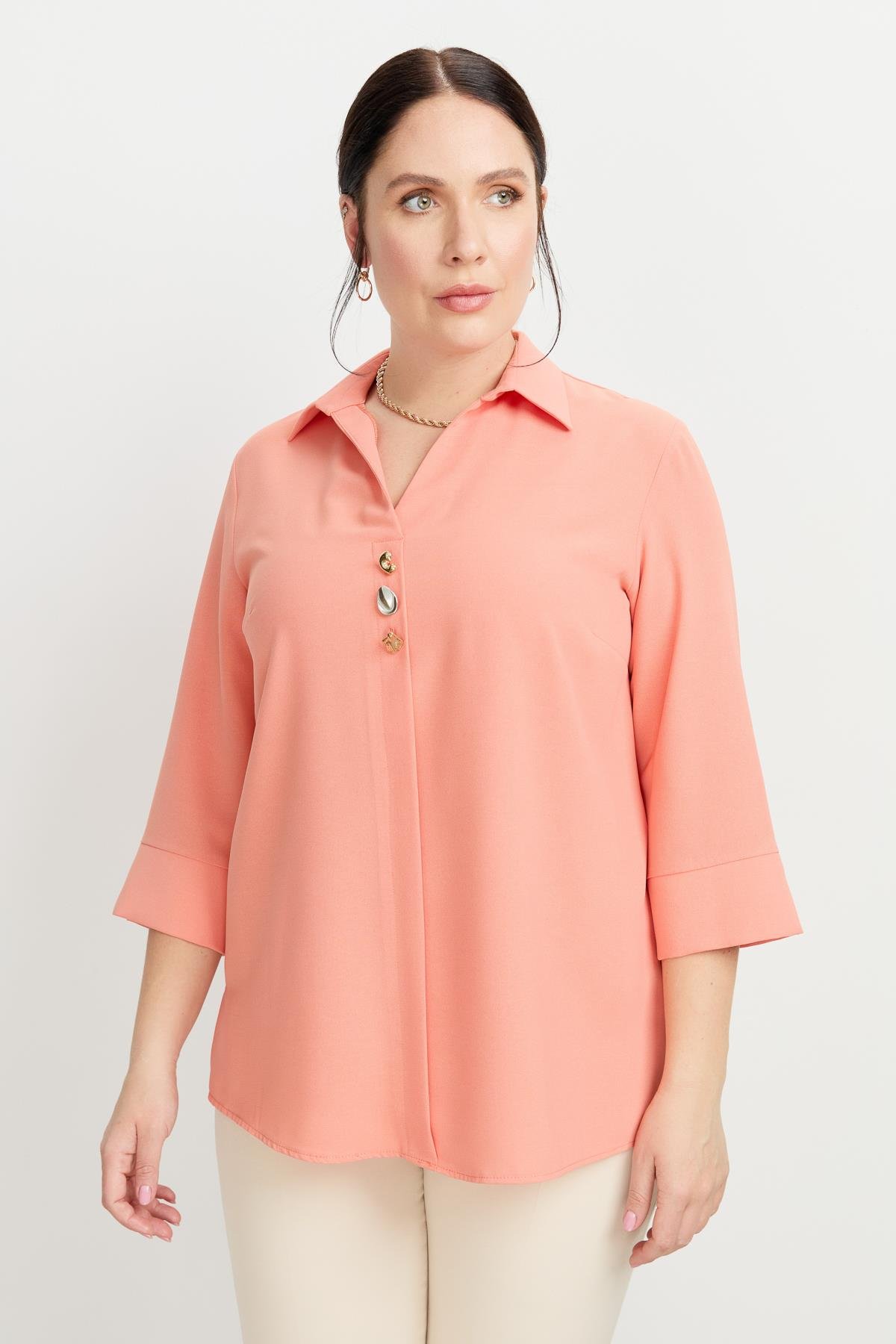 Büyük Beden Broş Detaylı Gömlek-ŞEFTALİ