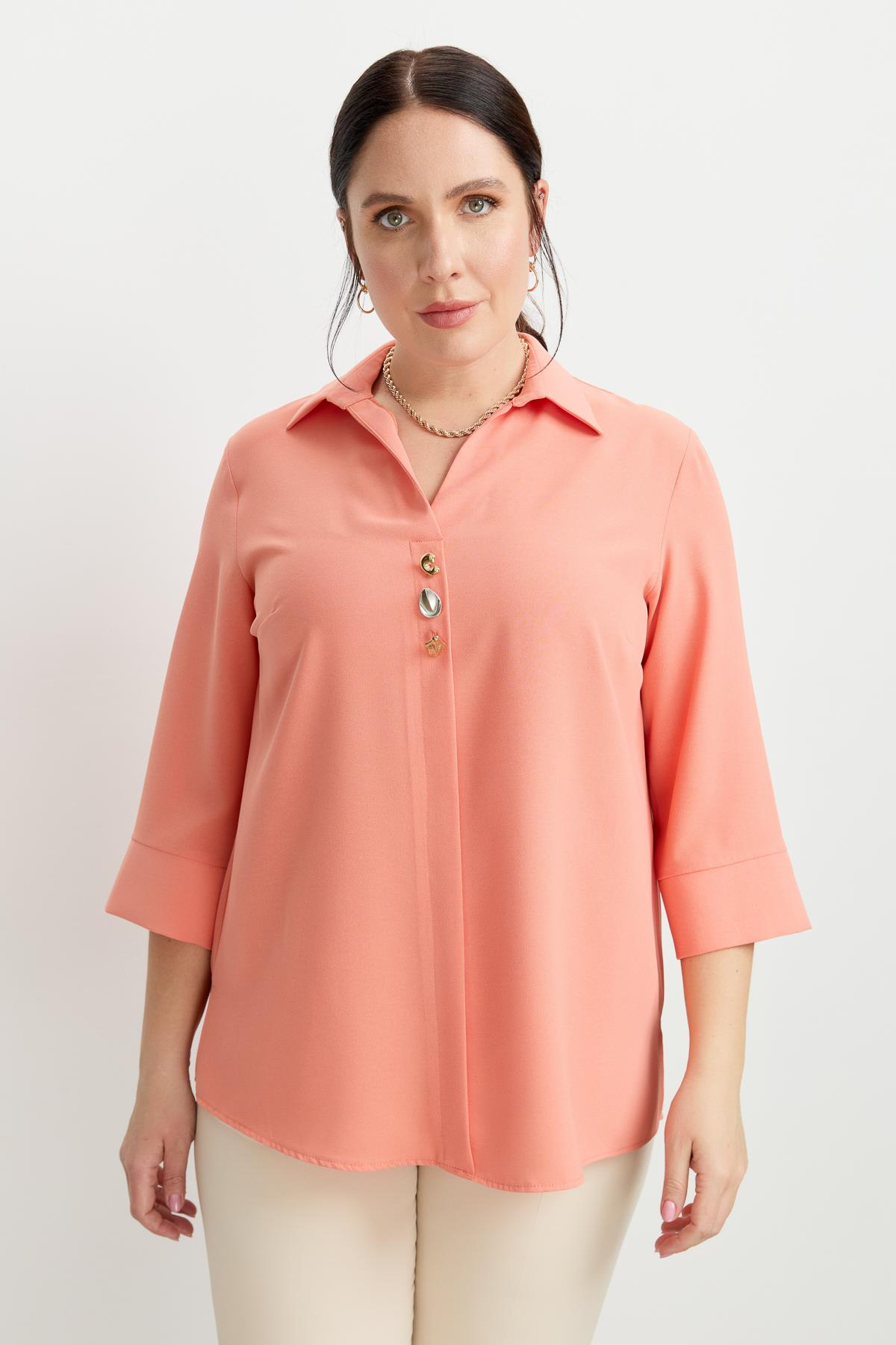 Büyük Beden Broş Detaylı Gömlek-ŞEFTALİ