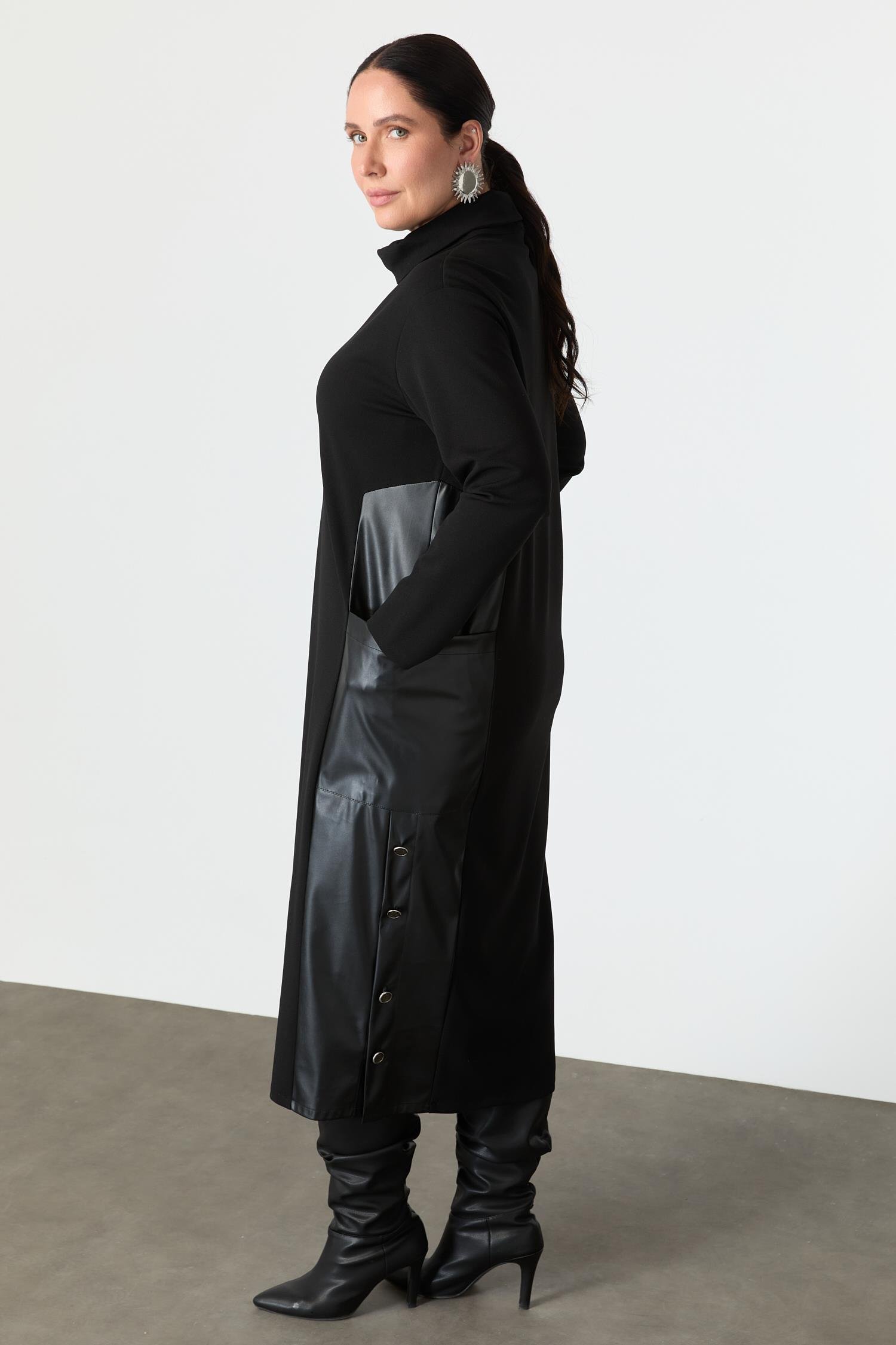 Büyük Beden Deri Detaylı Krep Elbise-SİYAH