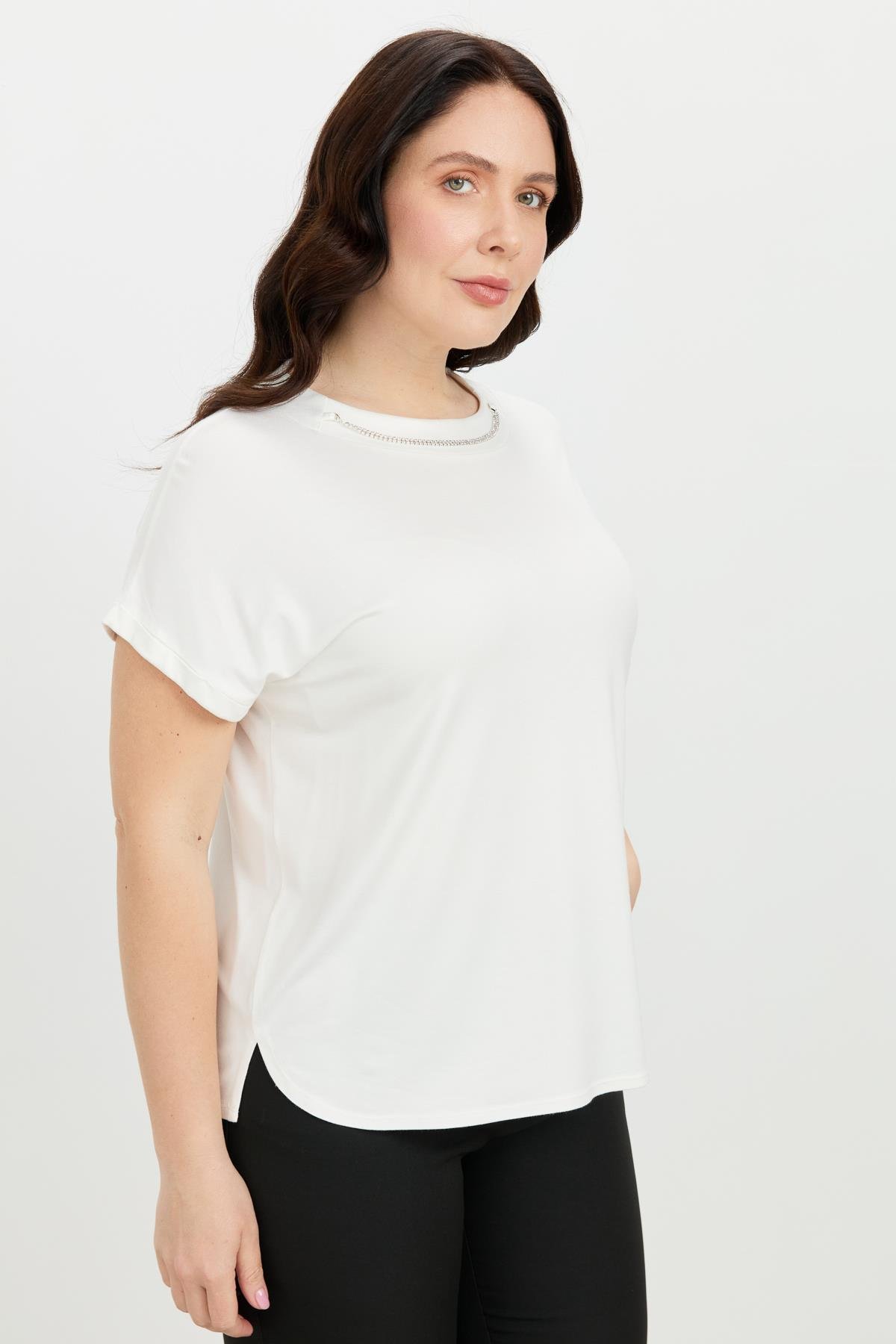 Büyük Beden Kolye Detaylı Bluz-KEMIK