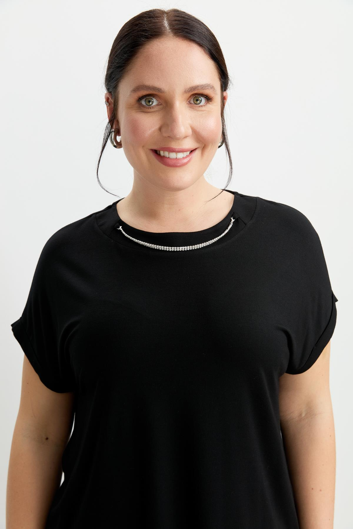 Büyük Beden Kolye Detaylı Bluz-SİYAH