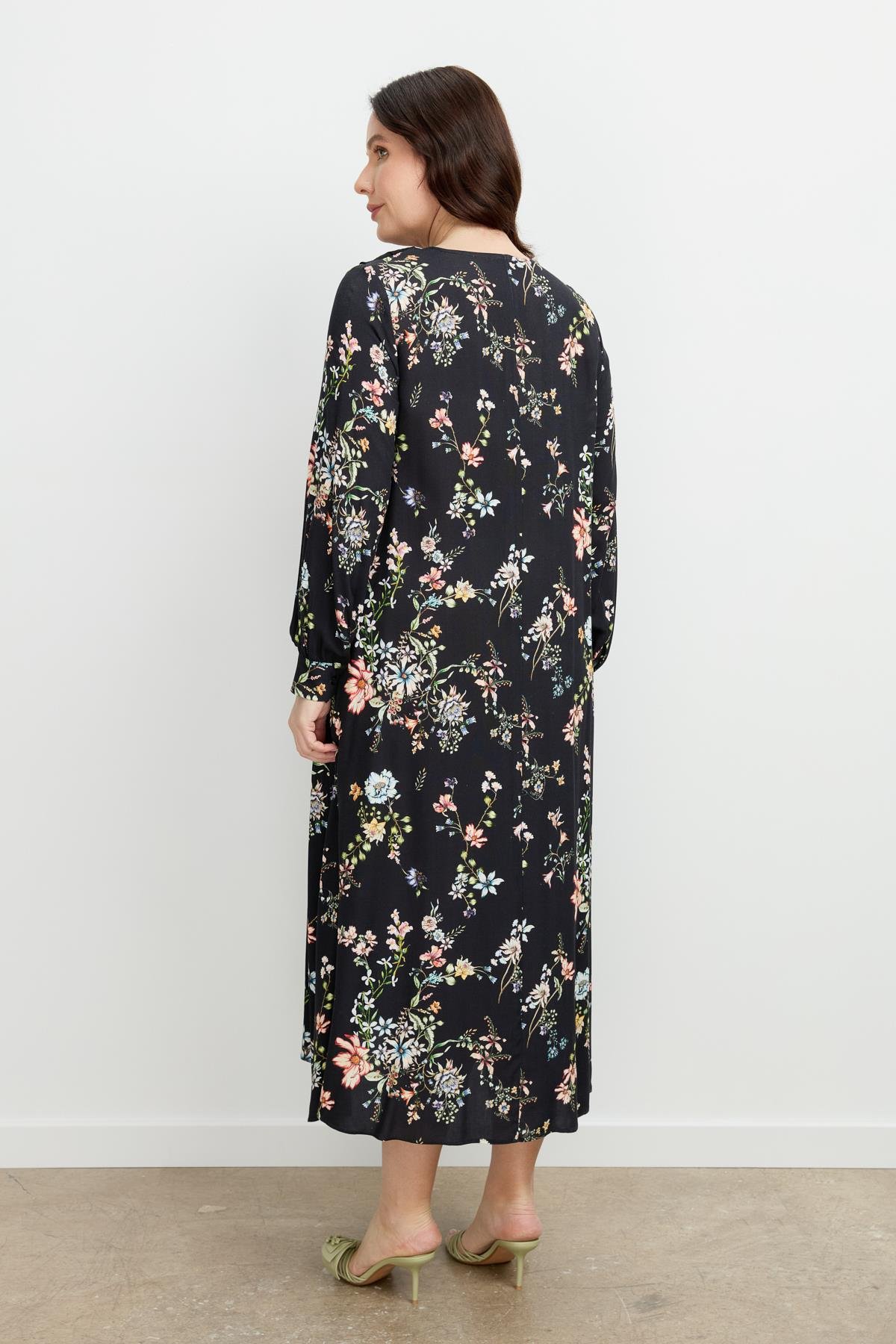 Büyük Beden Yaka Detalı Uzun Elbise-SİYAH