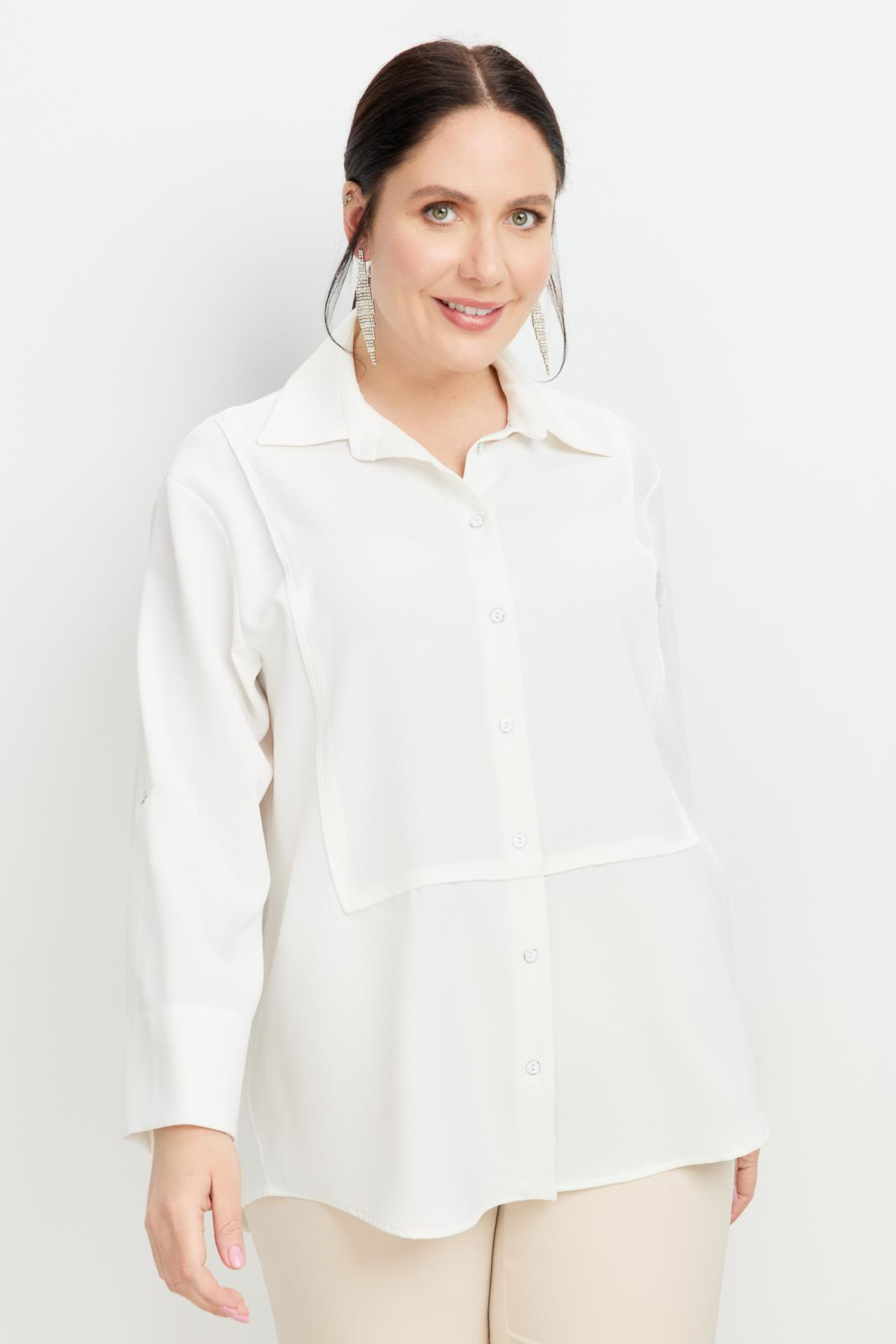 Büyük Beden Yakası Broşlu Gömlek-KEMIK