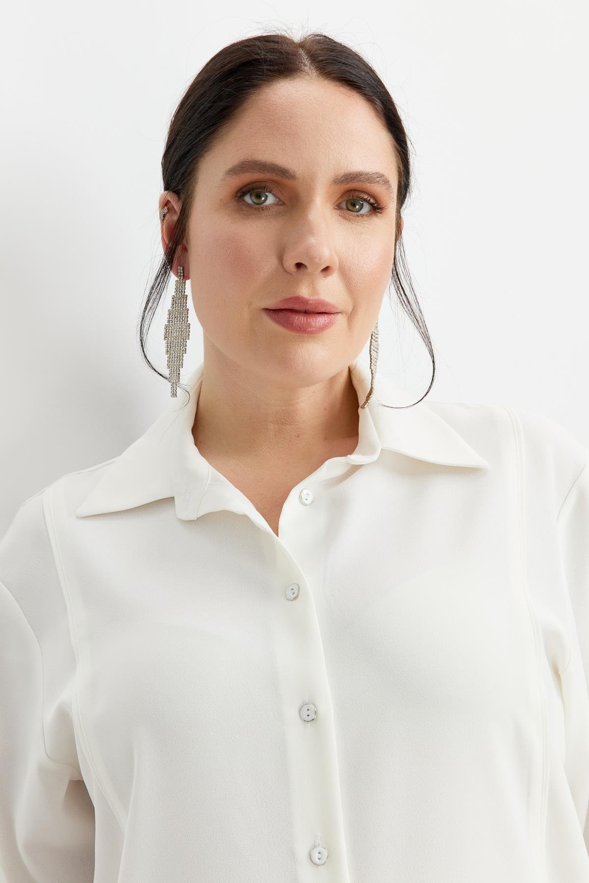 Büyük Beden Yakası Broşlu Gömlek-KEMIK