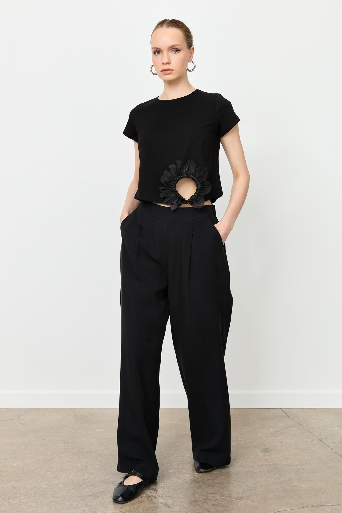 Büzgü Çiçek Detay Pamuklu Bluz-SİYAH