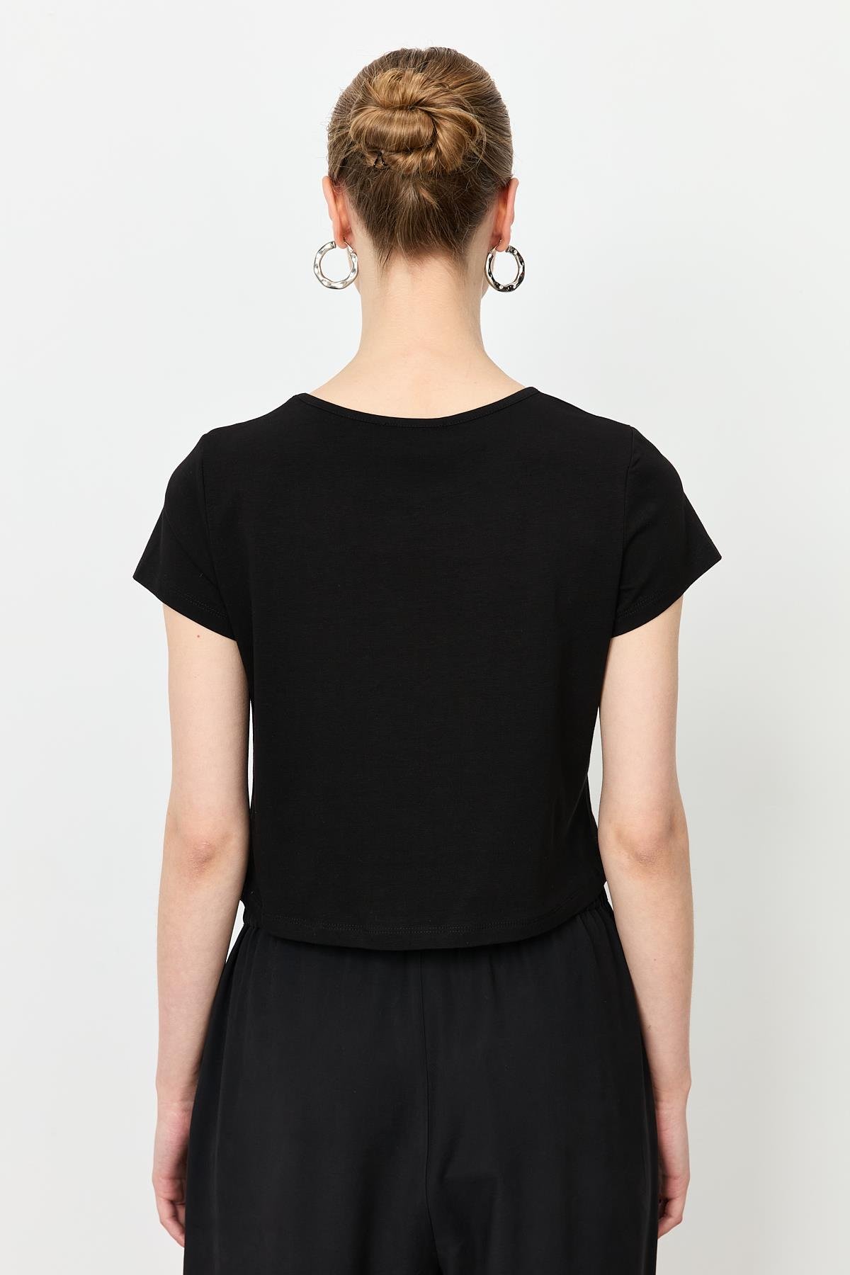 Büzgü Çiçek Detay Pamuklu Bluz-SİYAH