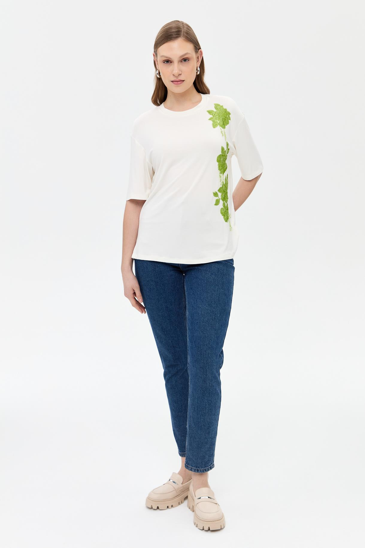 Çiçek İşlemeli Kısa Kollu Tişört - Y.YEŞİLİ