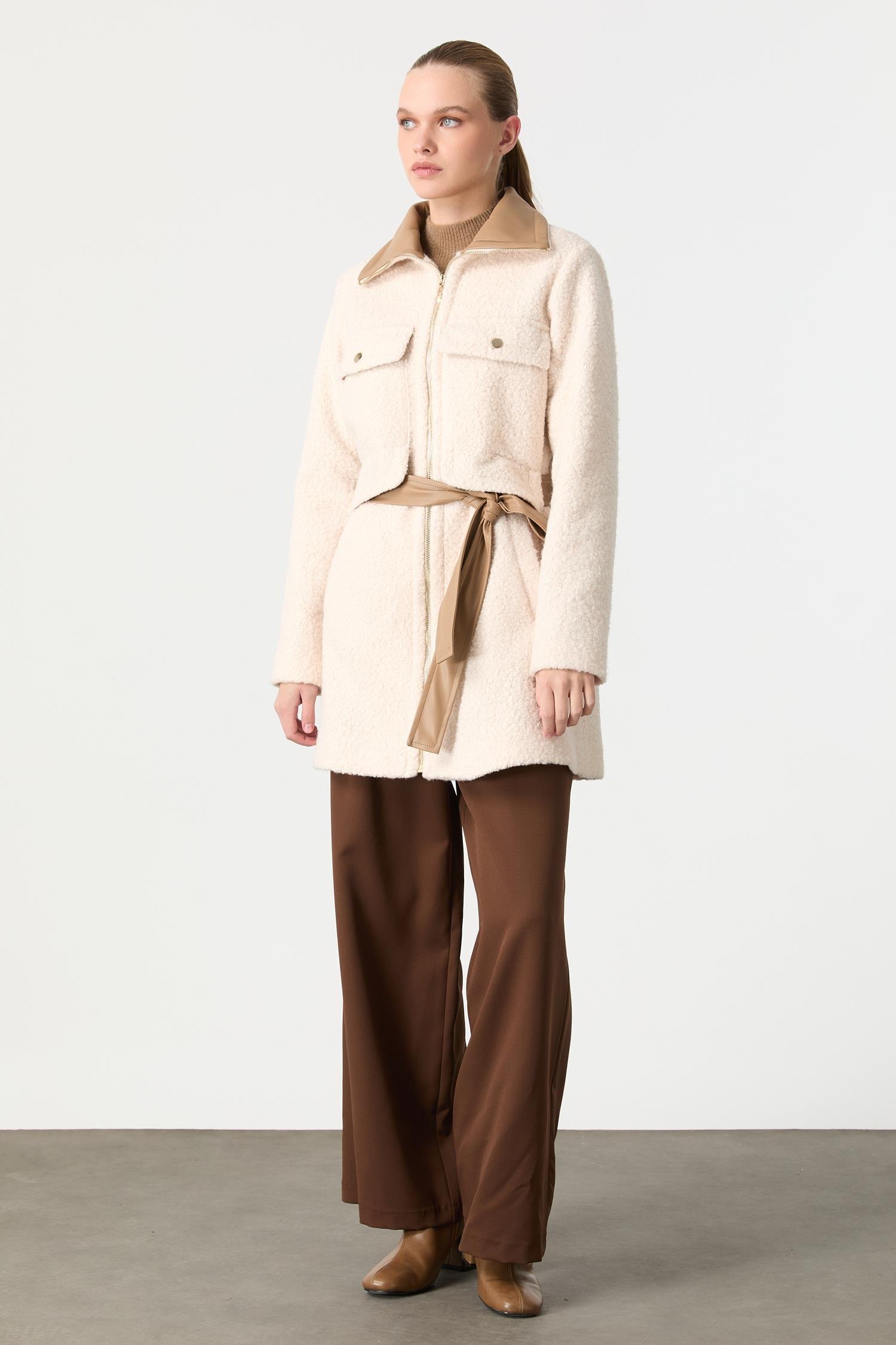 Deri Kuşak Detaylı Buklet Kaban-KREM