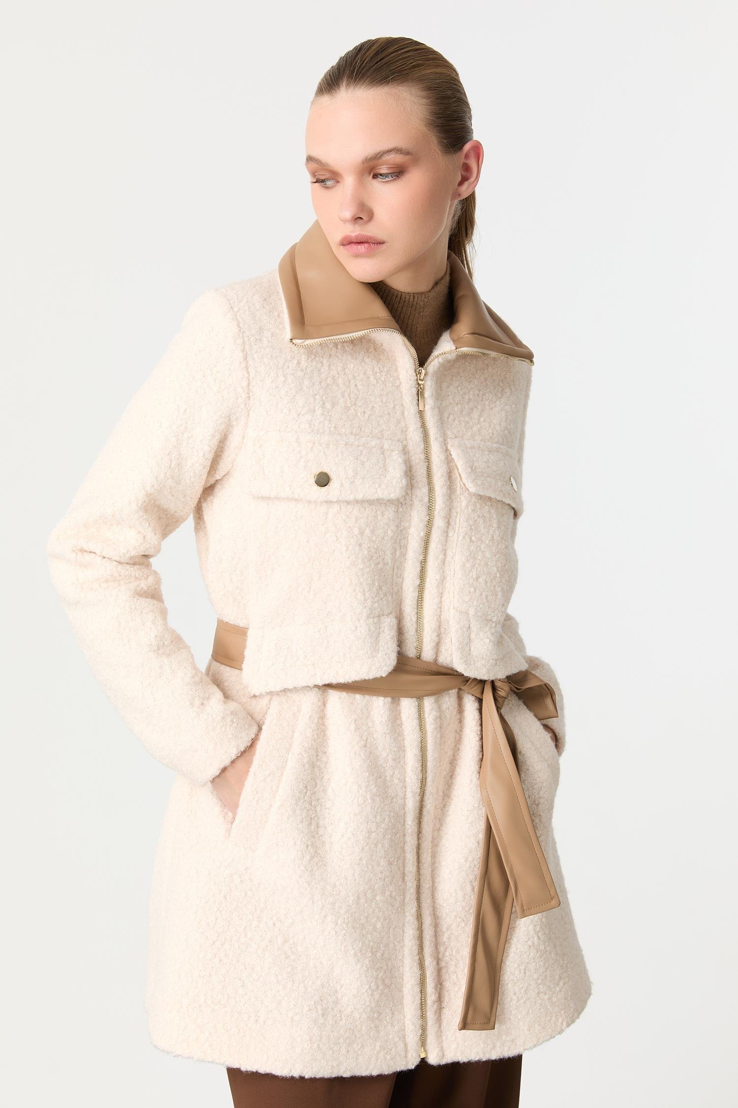 Deri Kuşak Detaylı Buklet Kaban-KREM