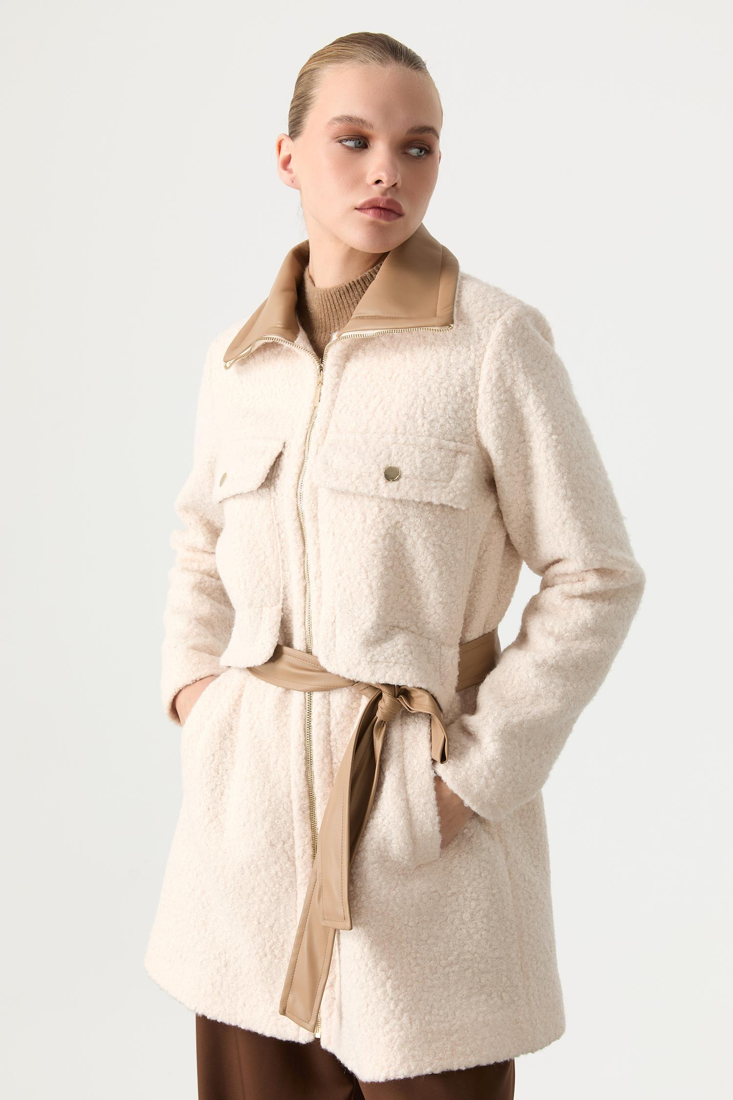 Deri Kuşak Detaylı Buklet Kaban-KREM