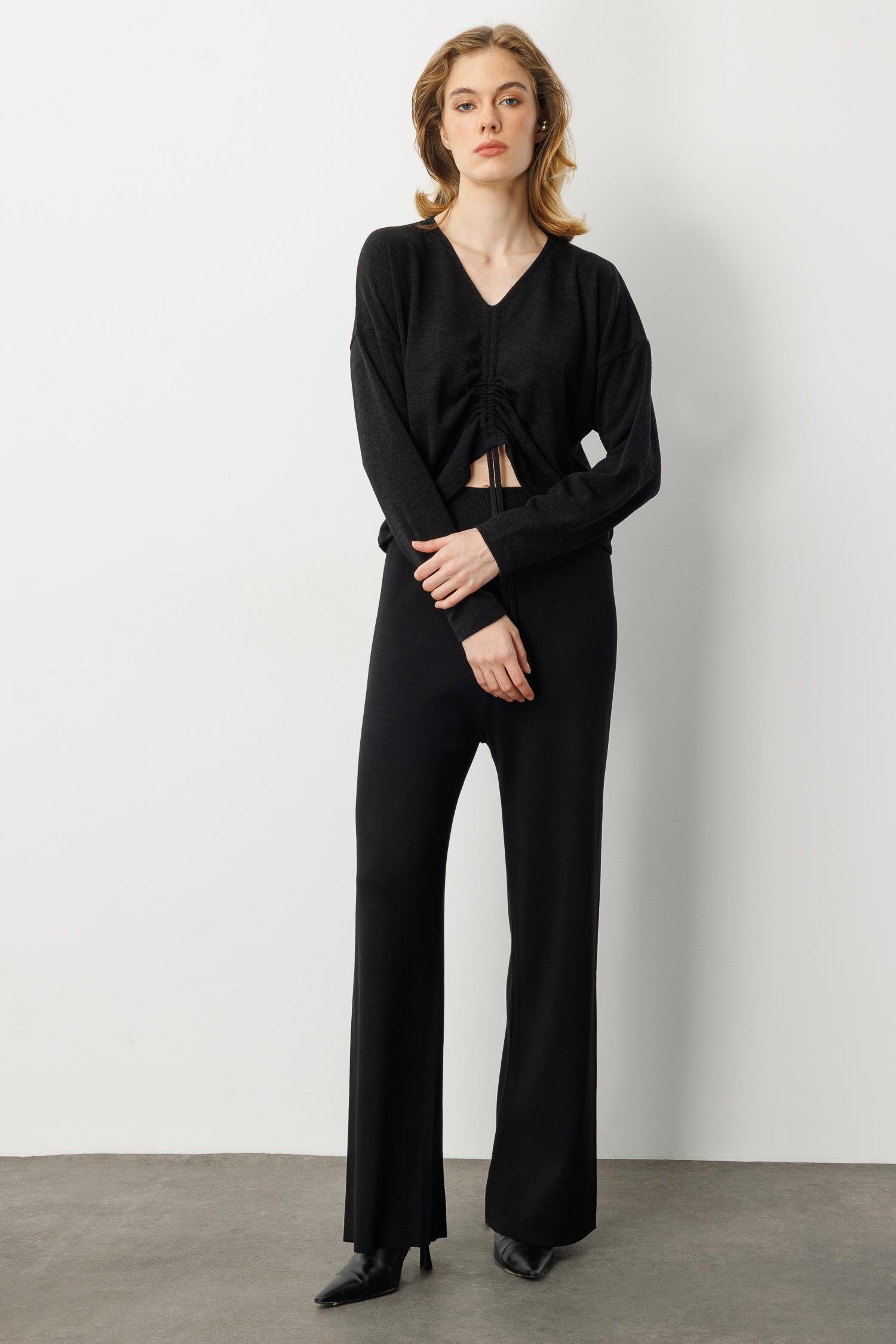 Drapeli V Yaka Dokuma Bluz-SİYAH