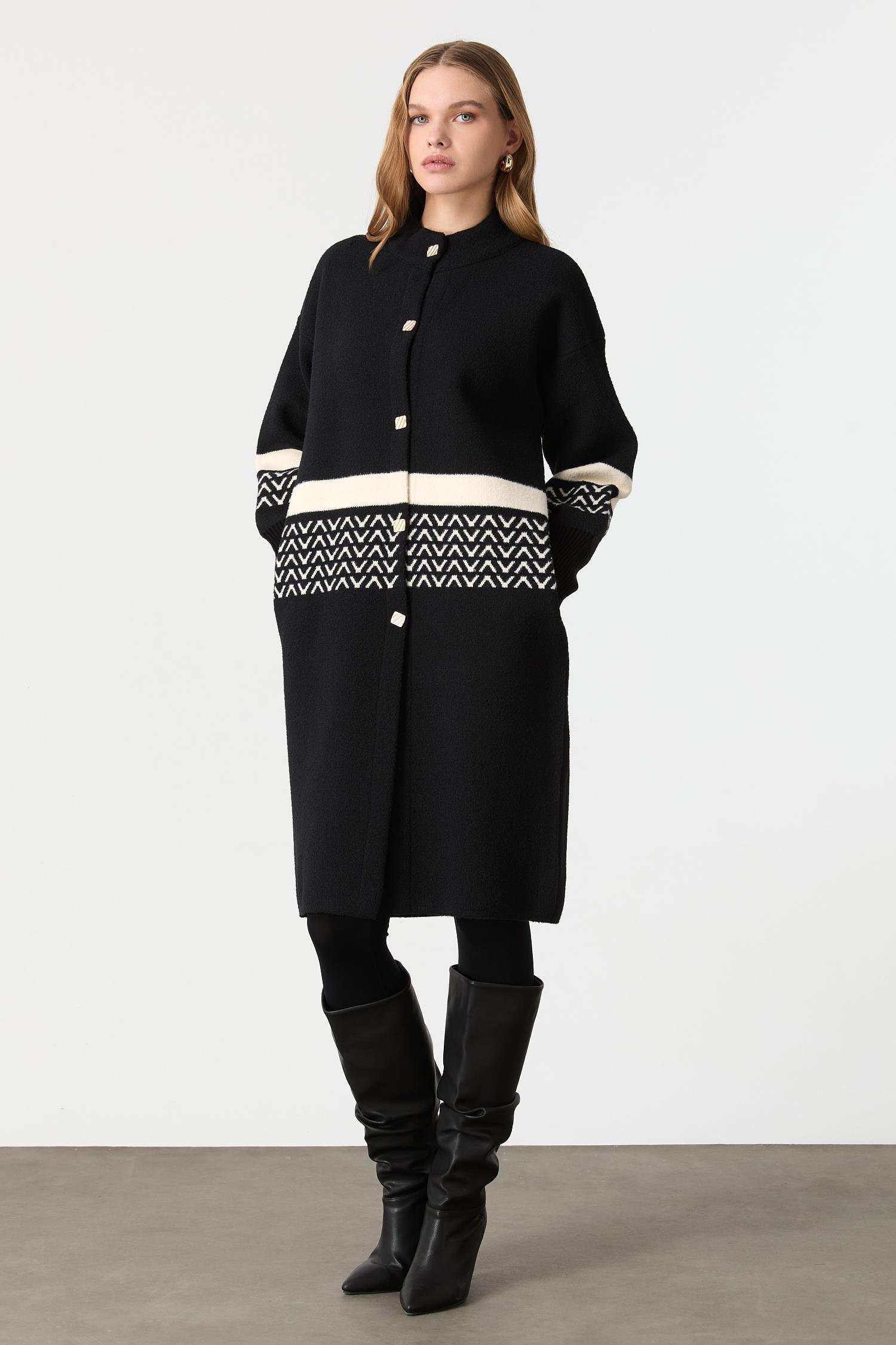 Düğme Detaylı Desenli Uzun Hırka-SİYAH