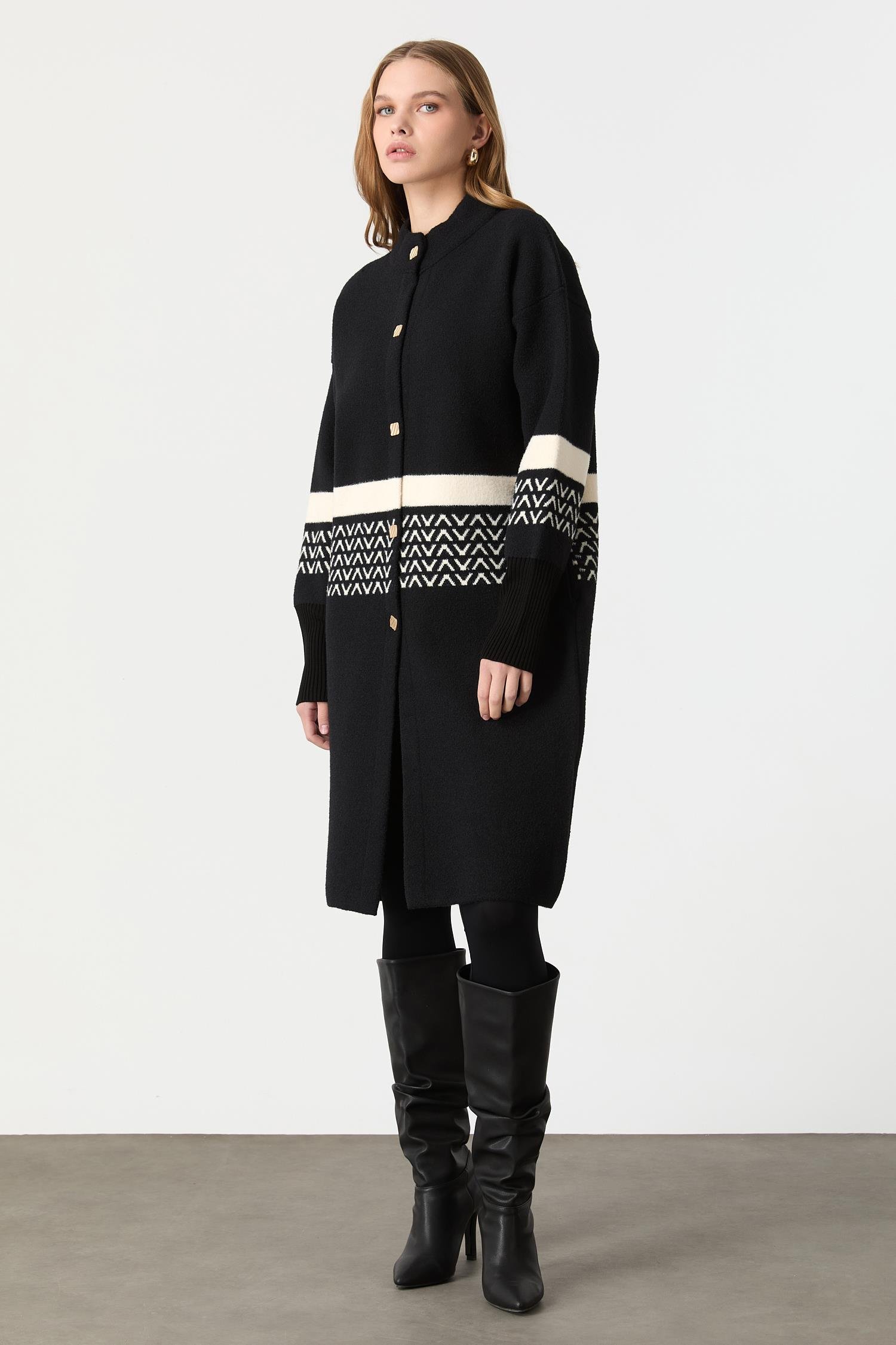 Düğme Detaylı Desenli Uzun Hırka-SİYAH