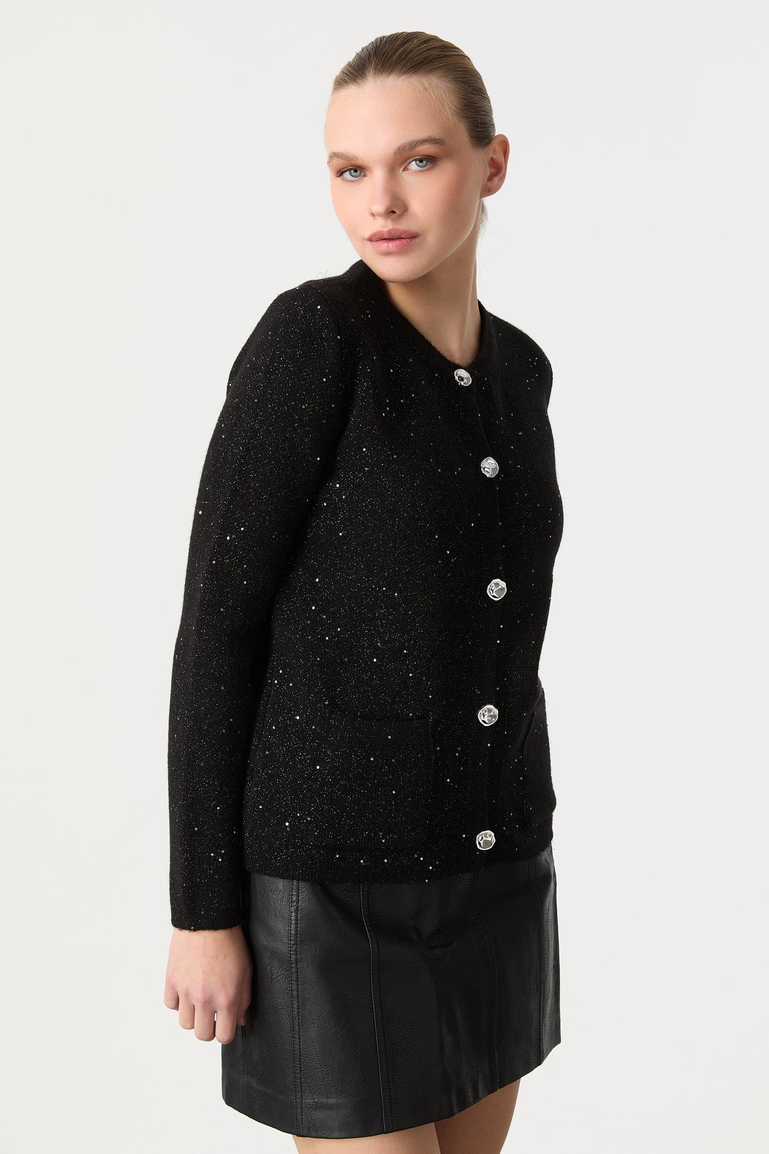 Düğme Detaylı Pullu Hırka-SİYAH