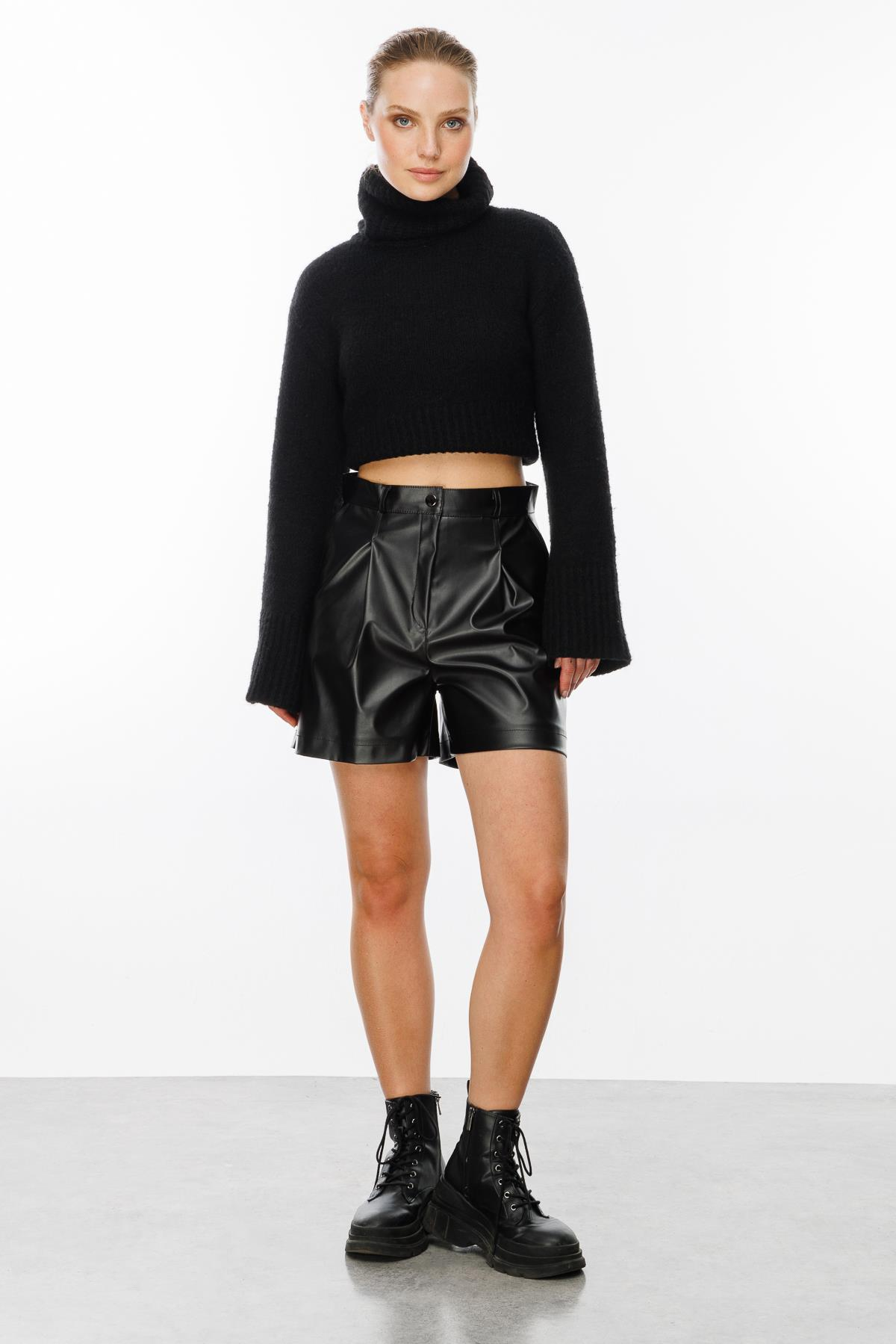 Düğme Detaylı Yüksek Bel Deri Şort