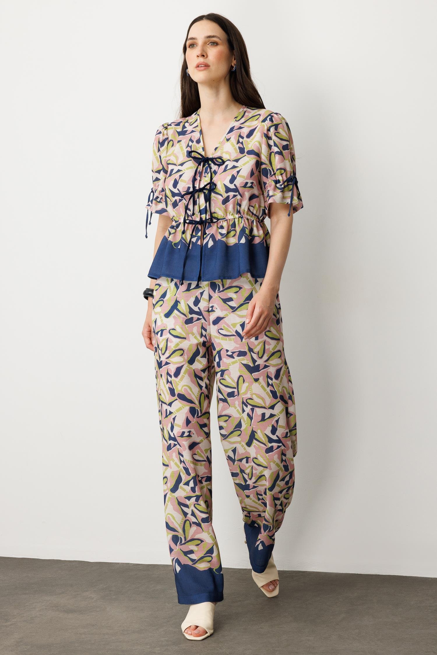 Kolları Büzgü Detaylı Desenli Bluz-LACI