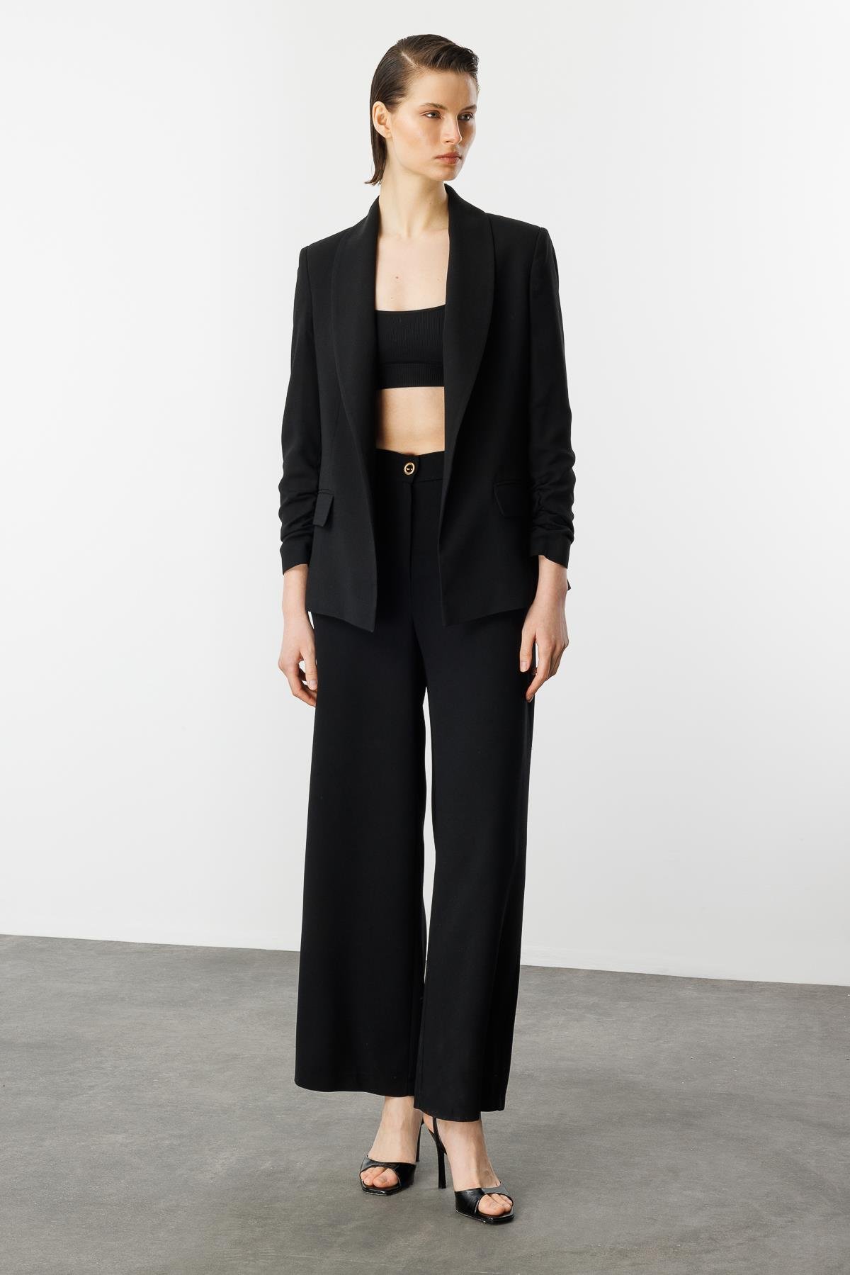 Kolu Büzgülü Cep Detaylı Ceket-SİYAH