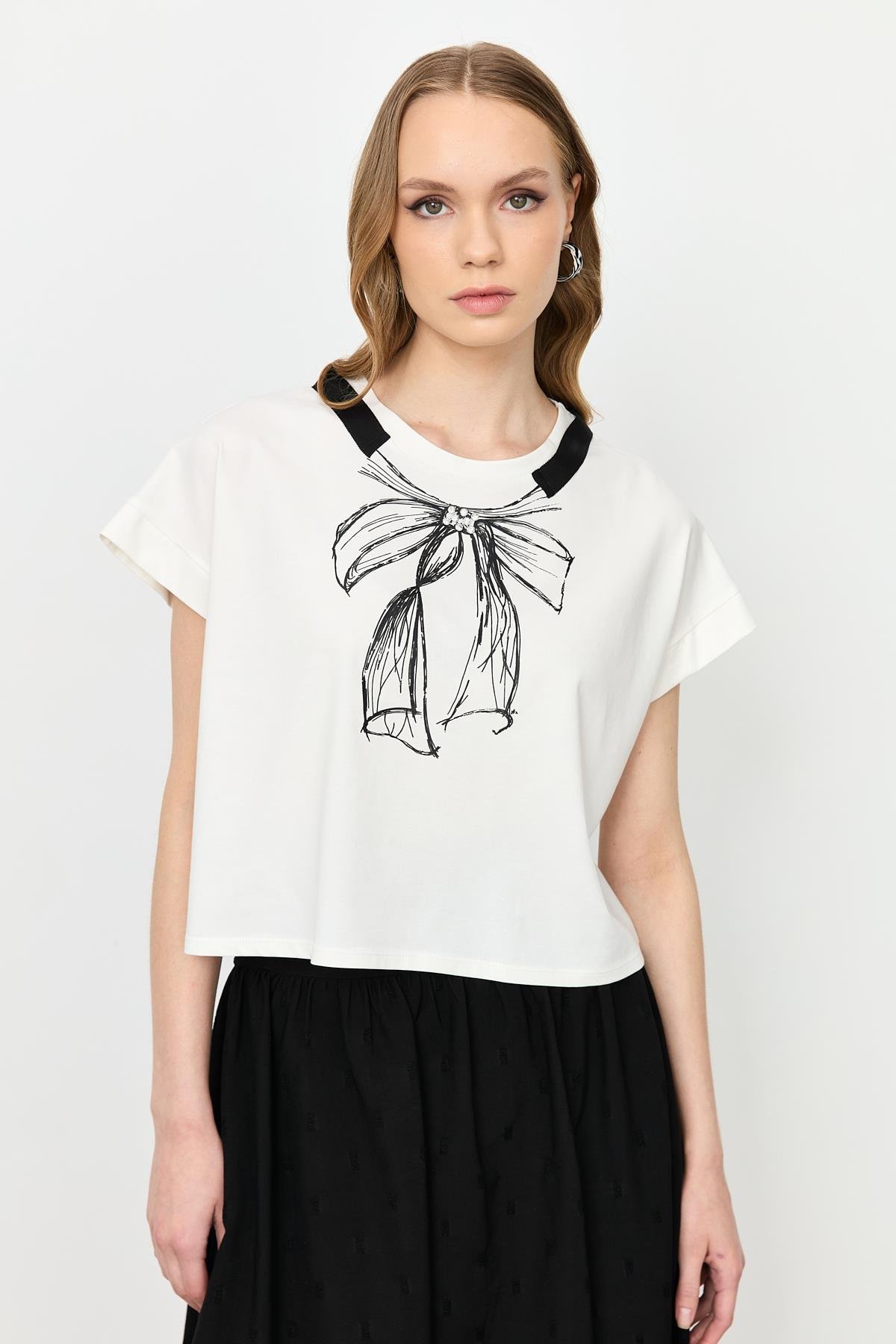 Kurdele Baskı Taş Detay Bluz-KEMIK