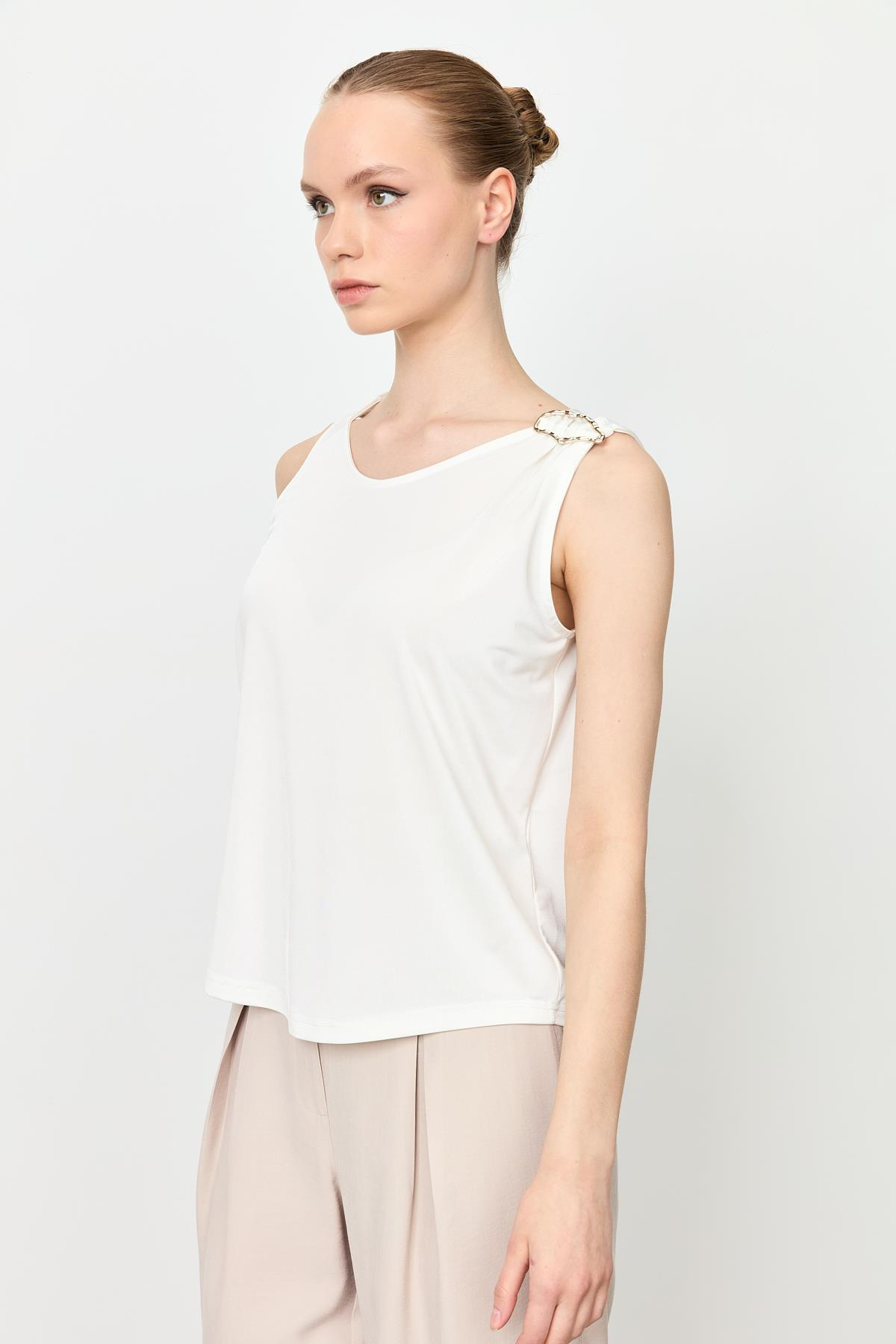 Metal Aksesuarlı Kolsuz Bluz-KEMIK