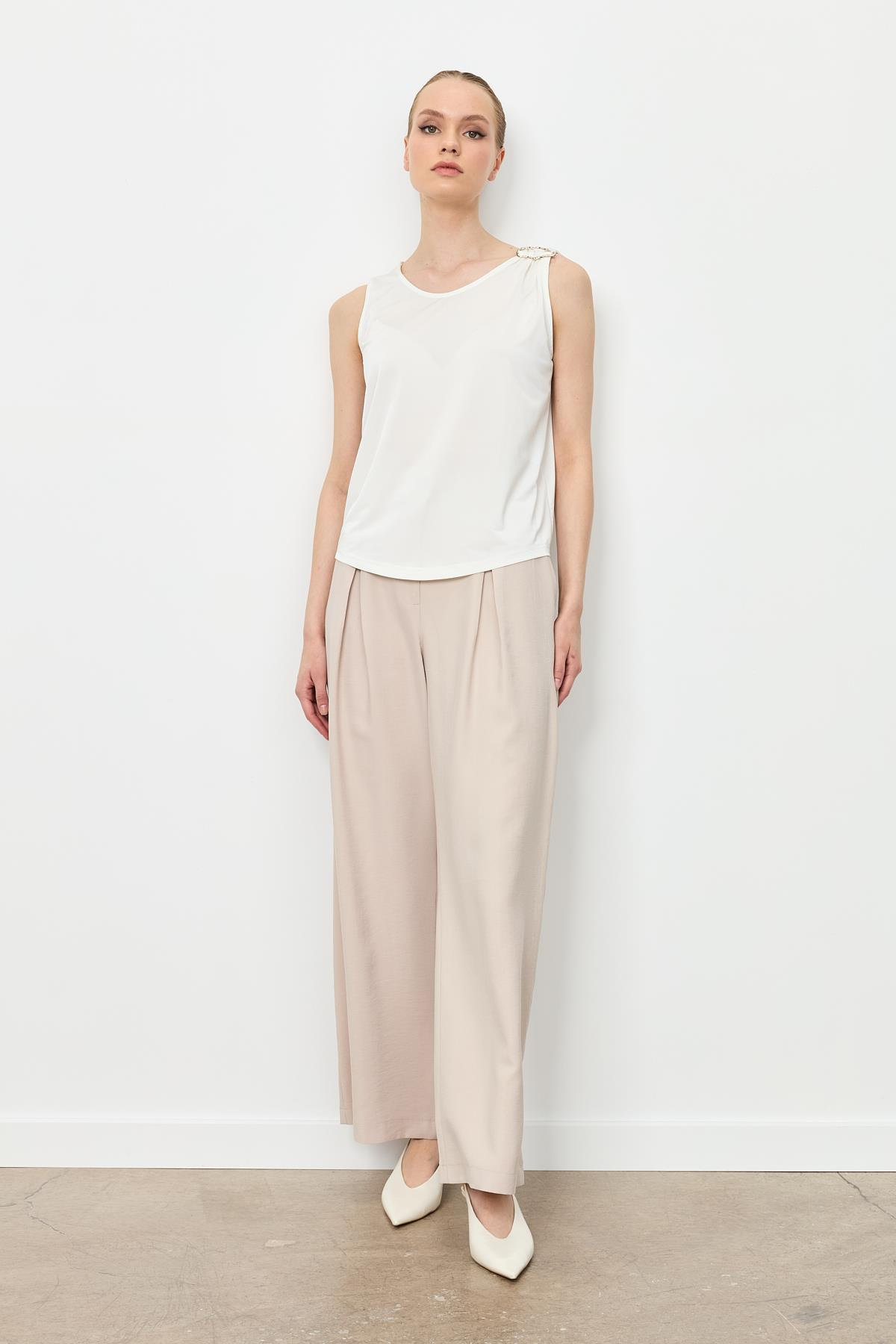 Metal Aksesuarlı Kolsuz Bluz-KEMIK