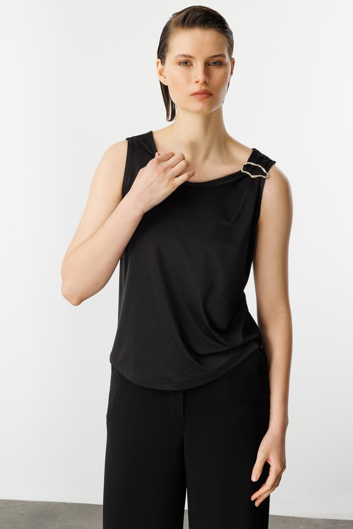 Metal Aksesuarlı Kolsuz Bluz-SİYAH