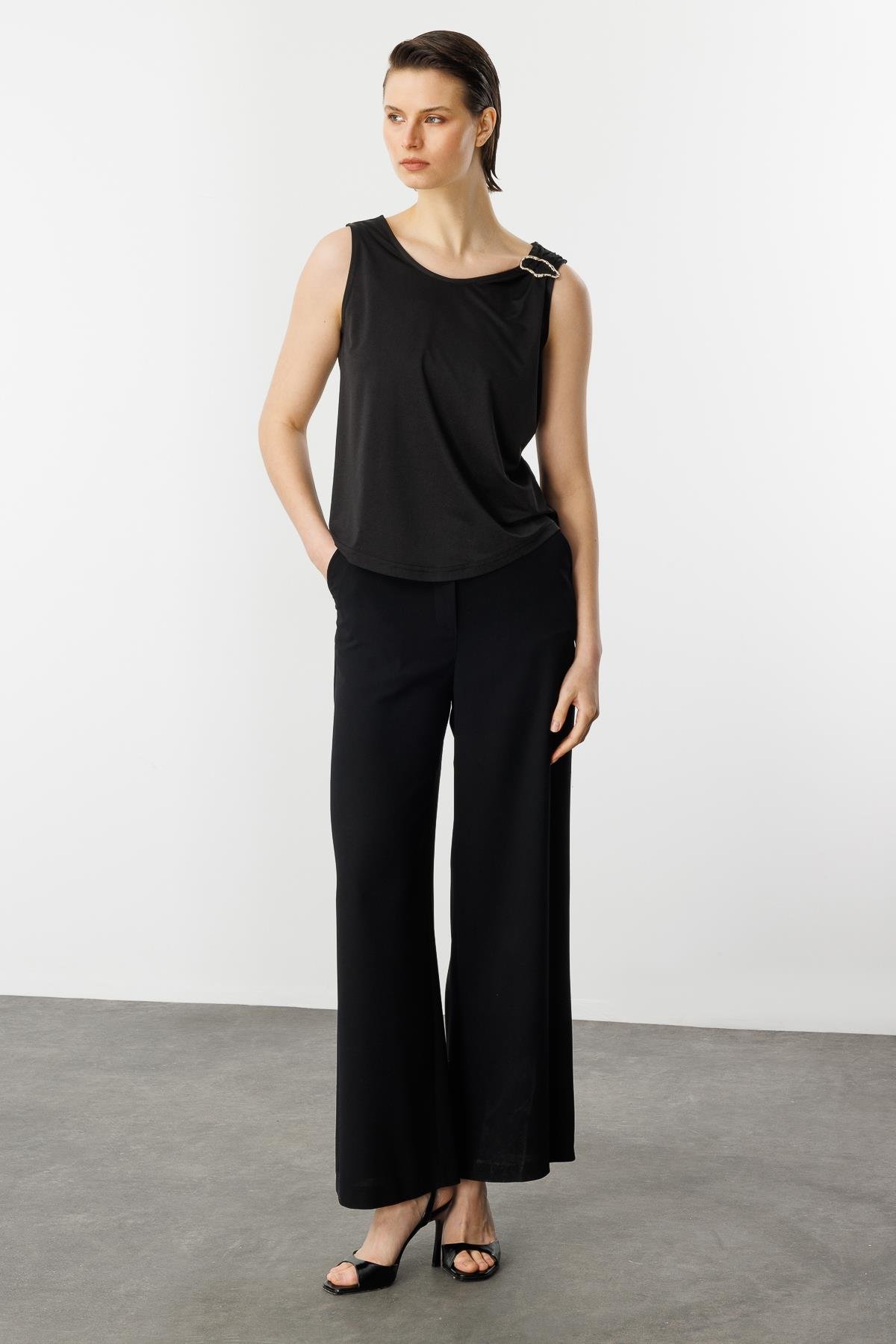 Metal Aksesuarlı Kolsuz Bluz-SİYAH