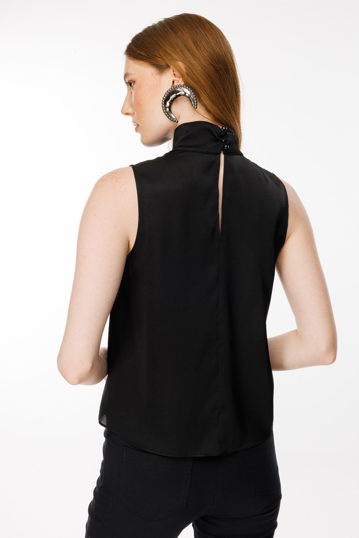 Önü Fular Detaylı Saten Bluz - SİYAH