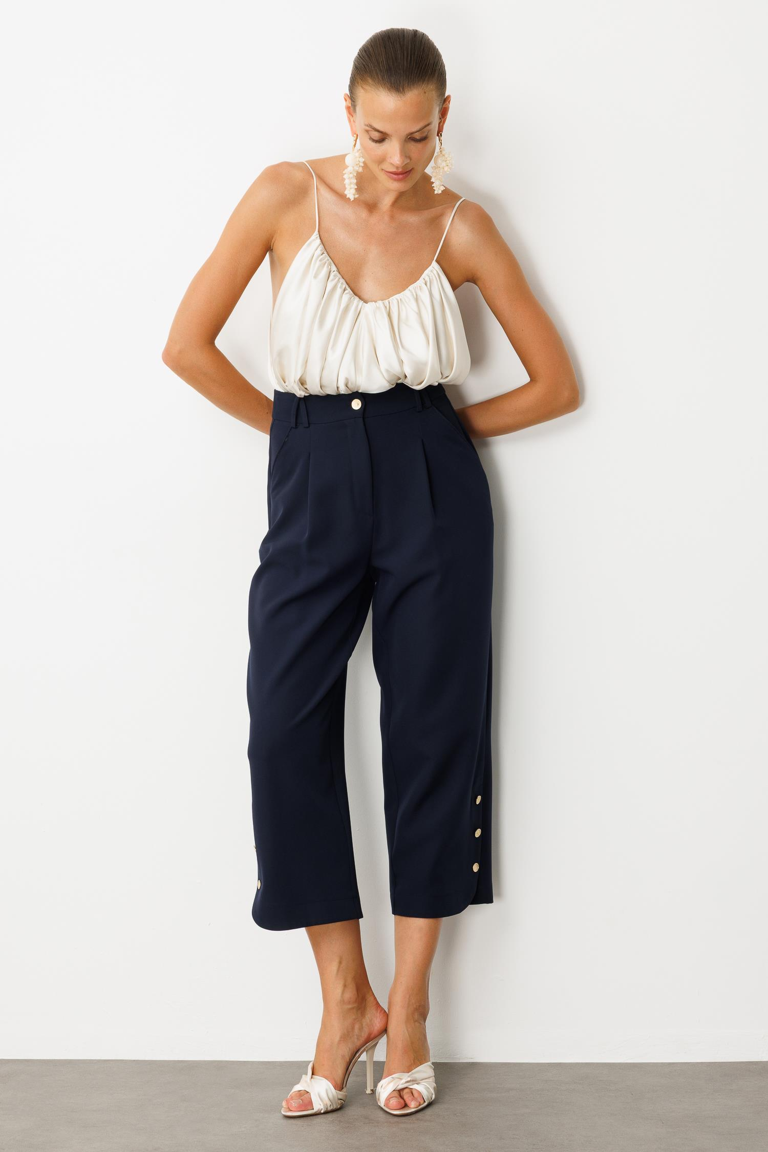 Paçası Düğme Detaylı Pantolon-LACI