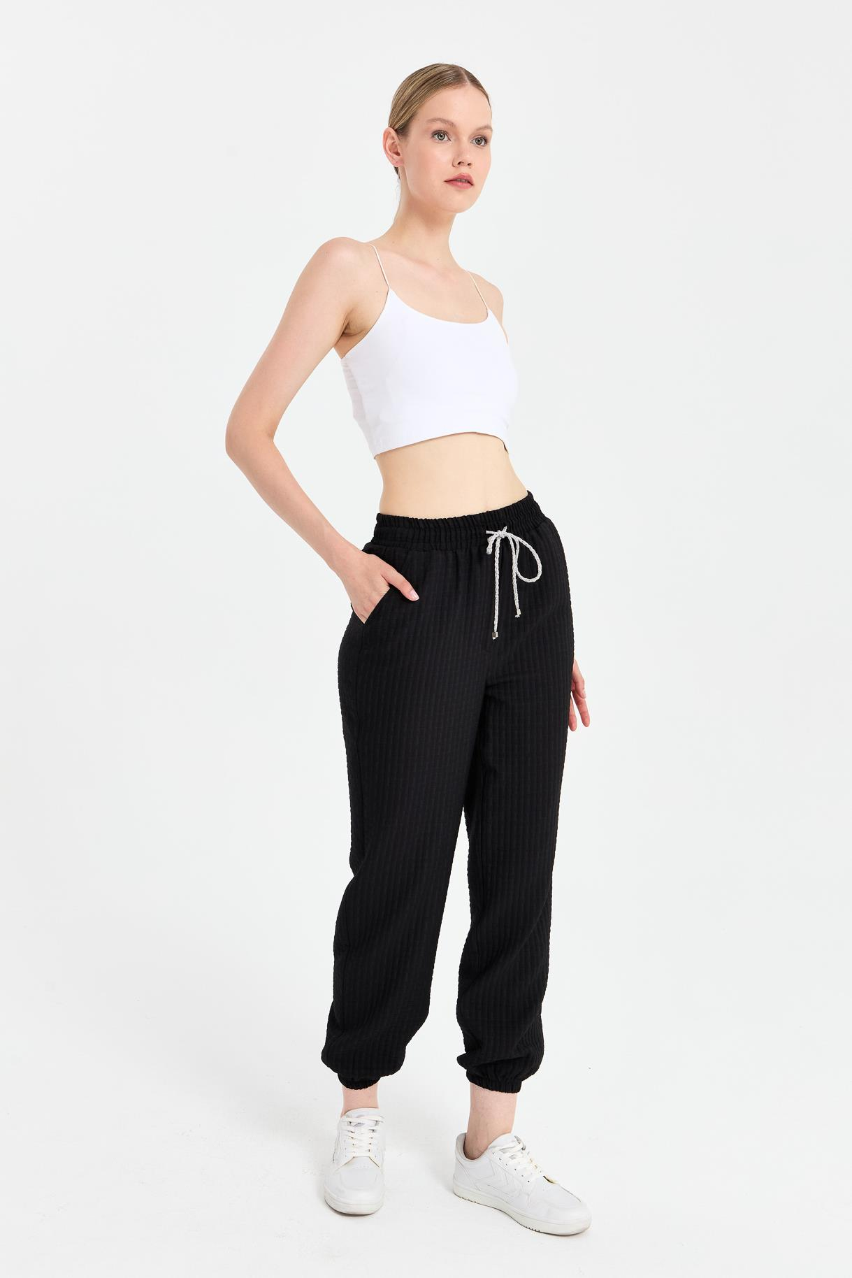 Paçası ve Beli Lastikli Dokulu Pantolon - SİYAH