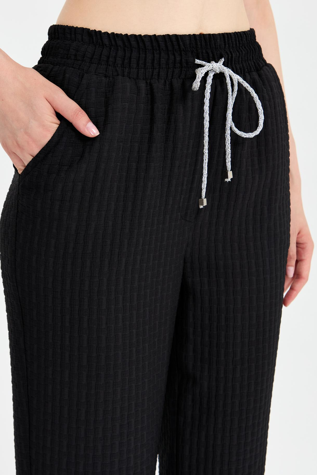 Paçası ve Beli Lastikli Dokulu Pantolon - SİYAH