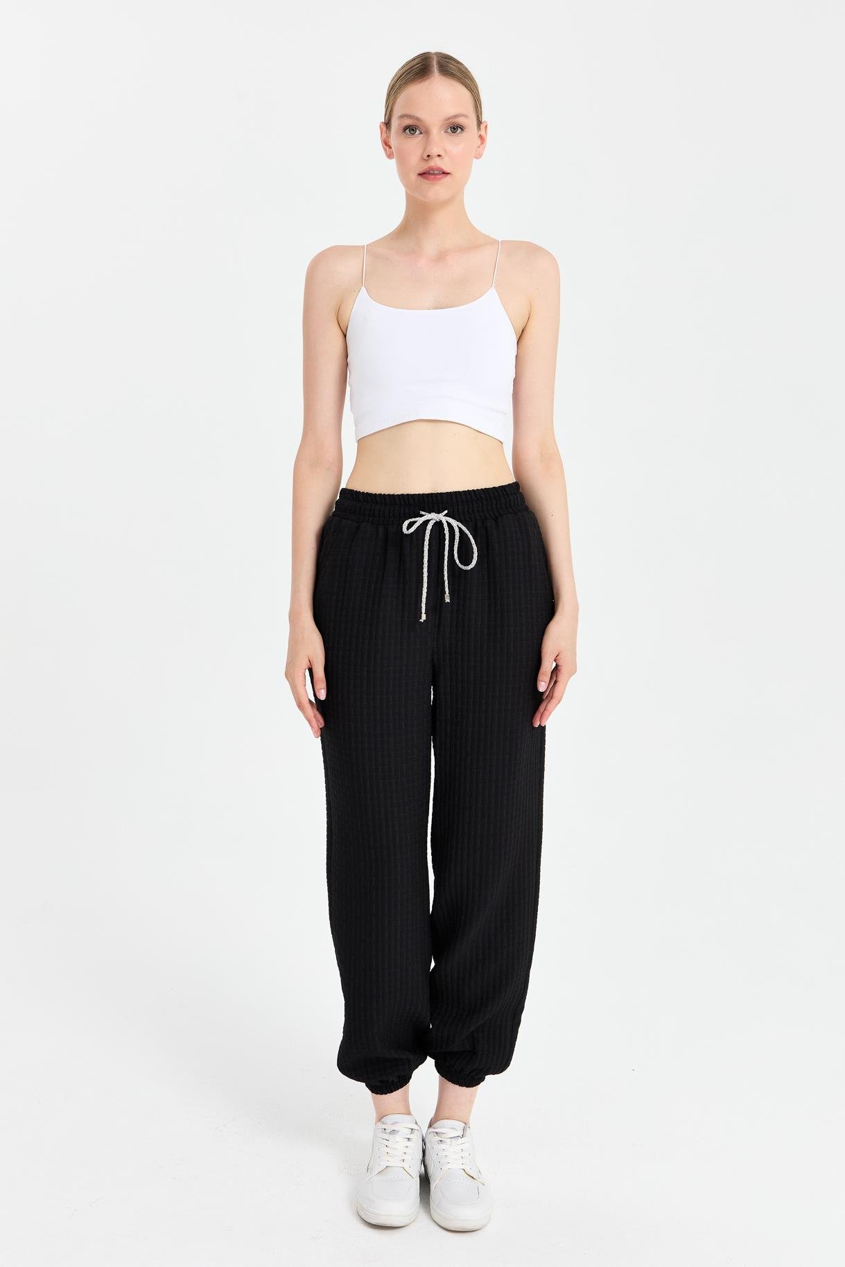 Paçası ve Beli Lastikli Dokulu Pantolon - SİYAH